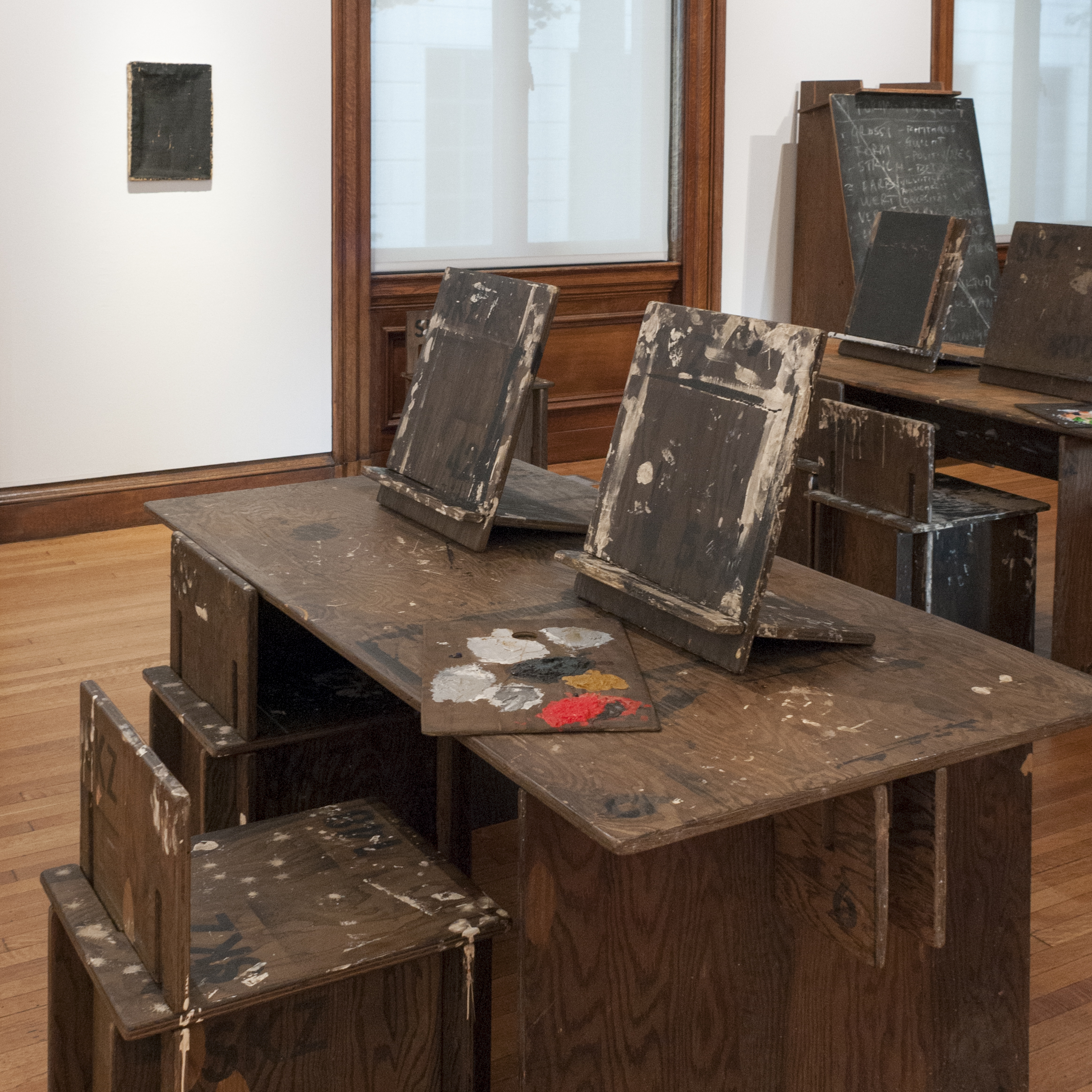 "SKZ Monochrome Classrooms", bei der Philadelphia Art Alliance, eine Installation, die zwei Klassenzimmer darstellt, die aus den Trümmern des SKZ gerettet wurden.
