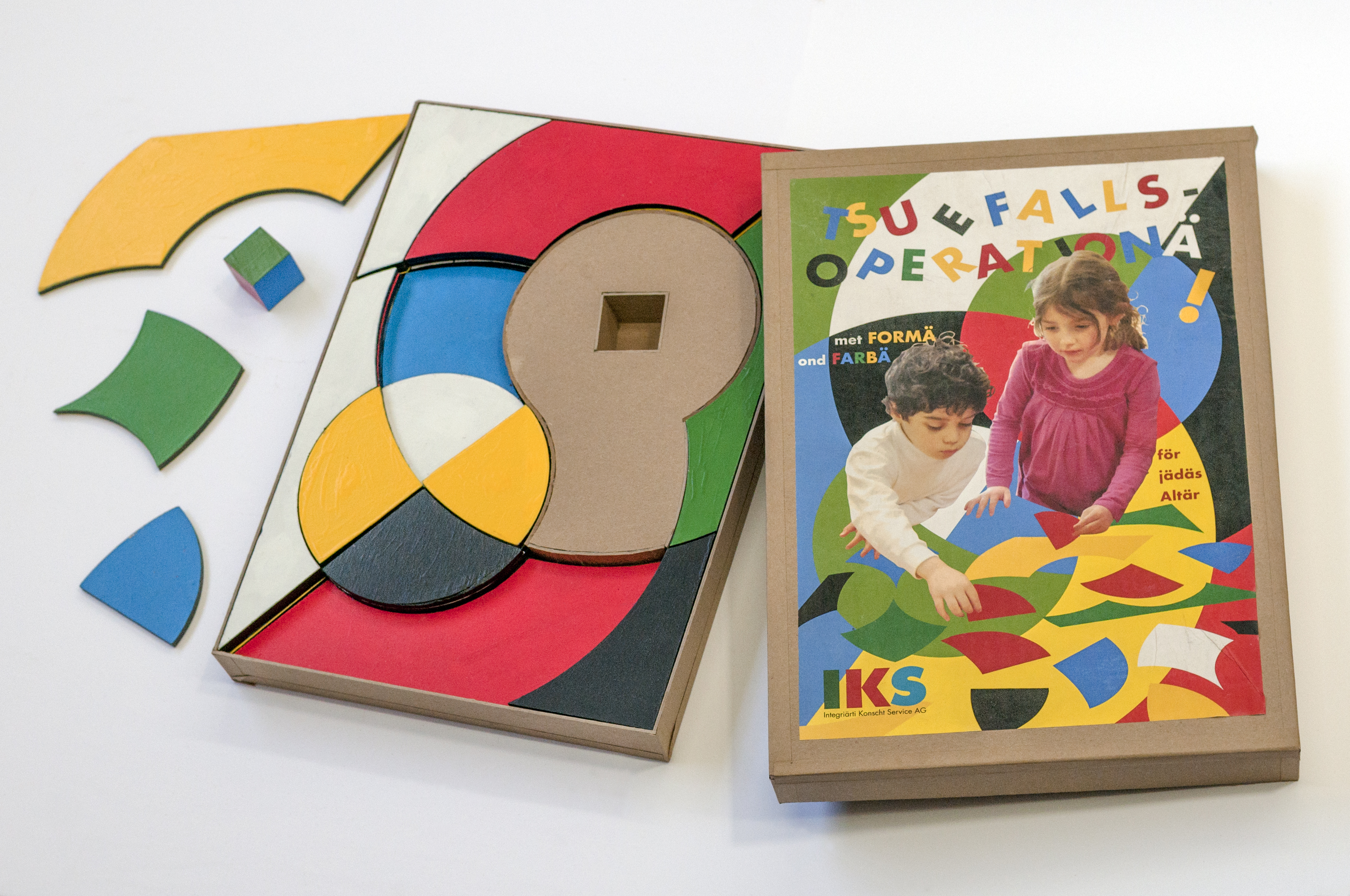 "Chance Operations Board Game" (2022) ist ein Spiel, das die Grundprinzipien der Malerei vermittelt. Es ist Teil des Lehrplans der fiktiven SKZ.