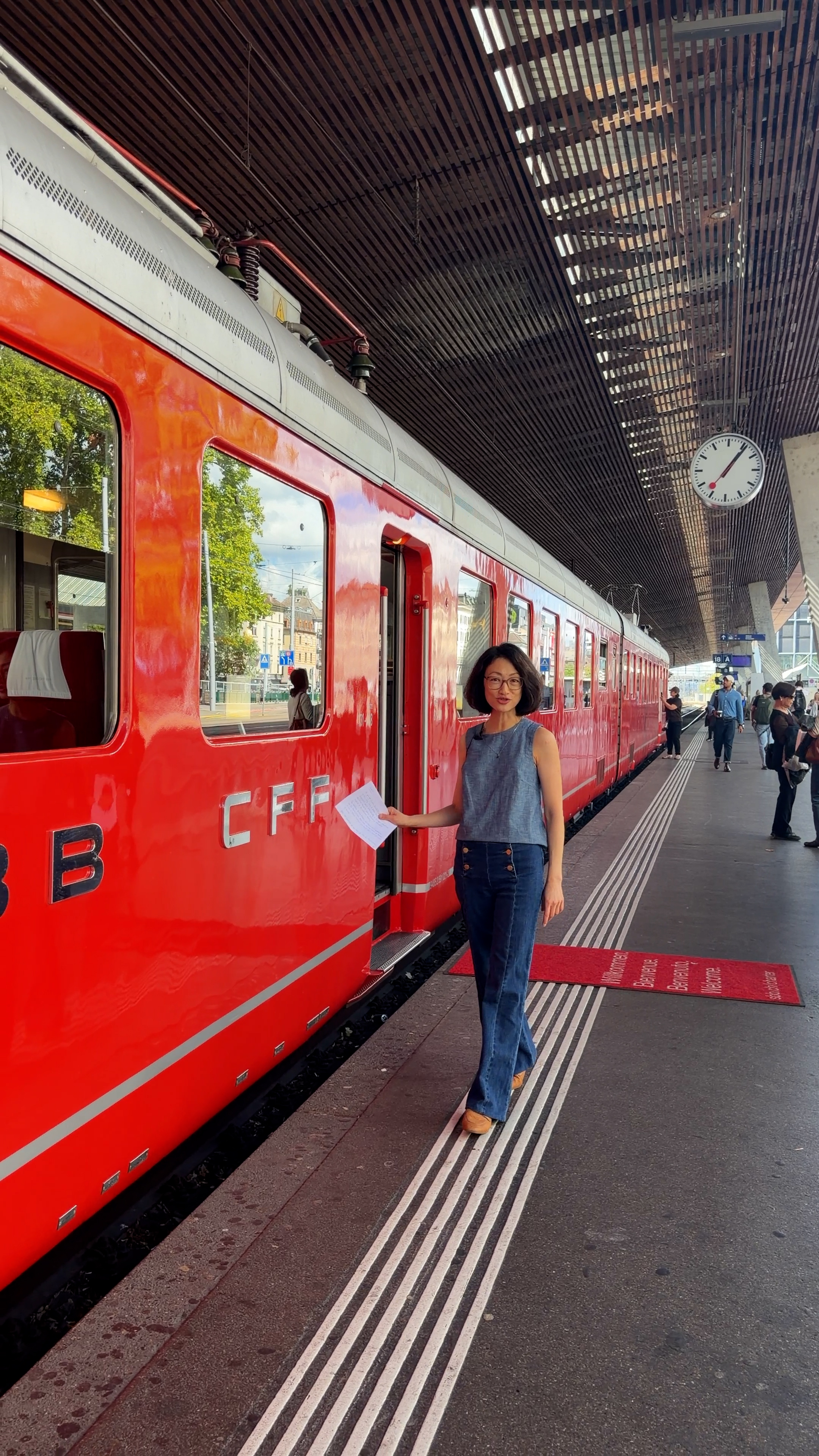 Swissinfo reporter next to Churchill Arrow train in Zurich