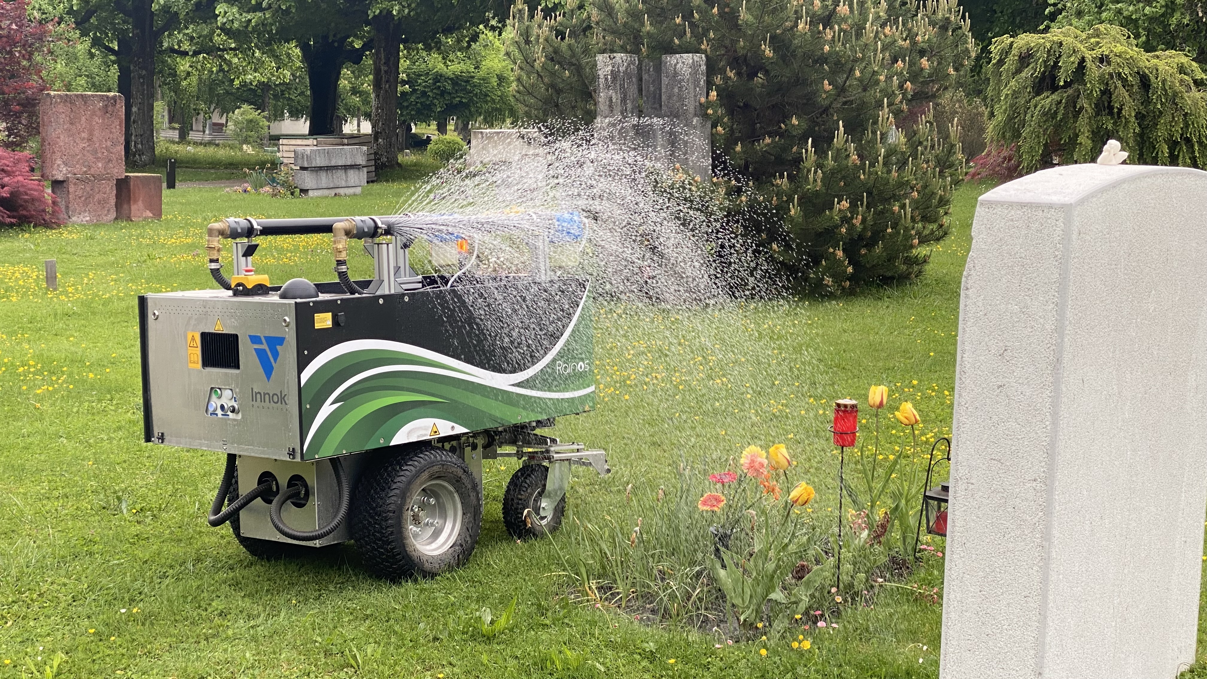 robot innaffia piante in un cimitero