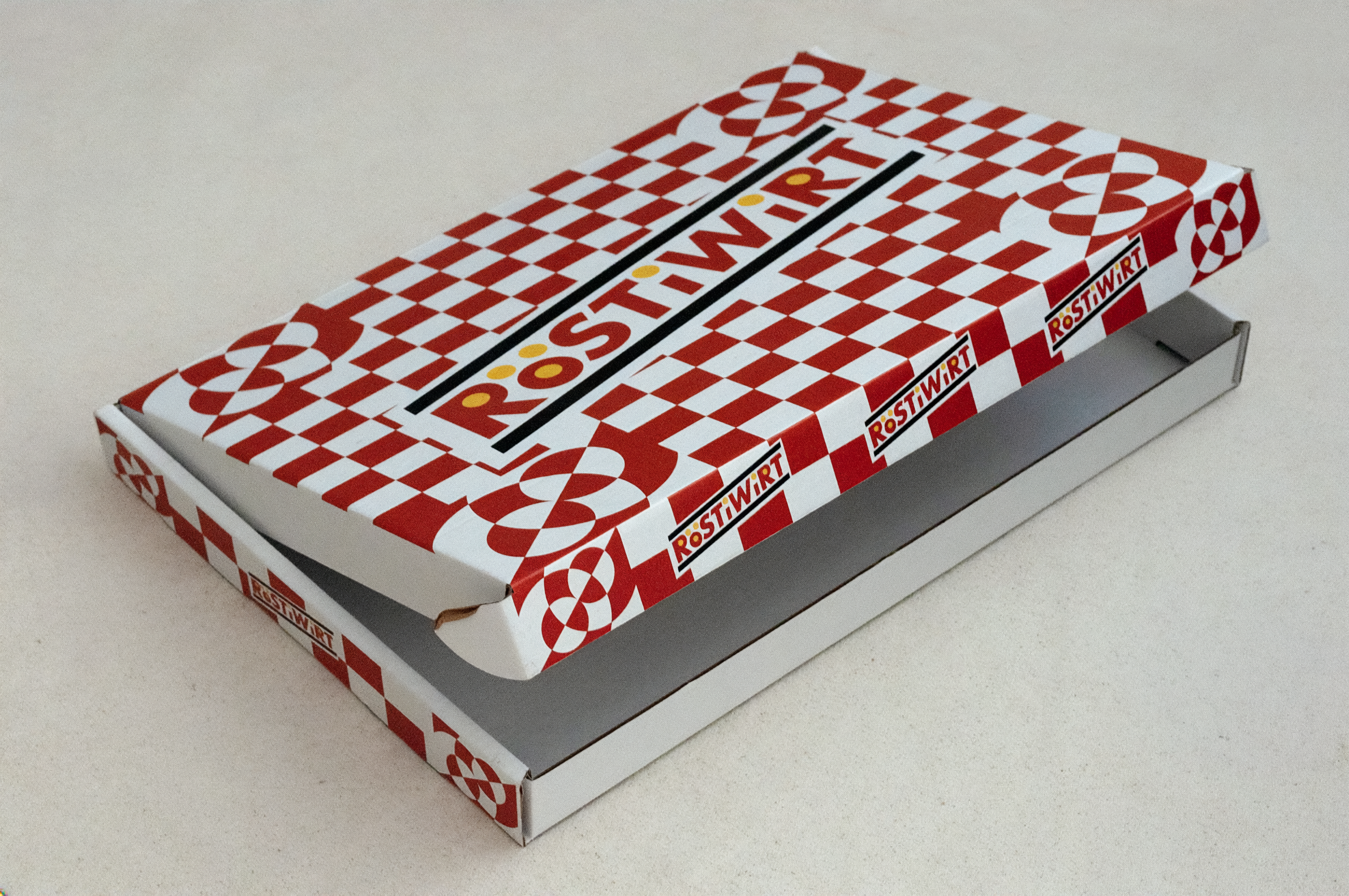 "RöstiWirt Box": Vom Moulin Rouge bis zu Max’s Kansas City hatte jede bedeutende Kunstszene ihren eigenen berühmten Treffpunkt. Für die Studierenden der SKZ war dies der «RöstiWirt», ein Fast-Food-Restaurant, das auf das Schweizer Nationalgericht spezialisiert war.