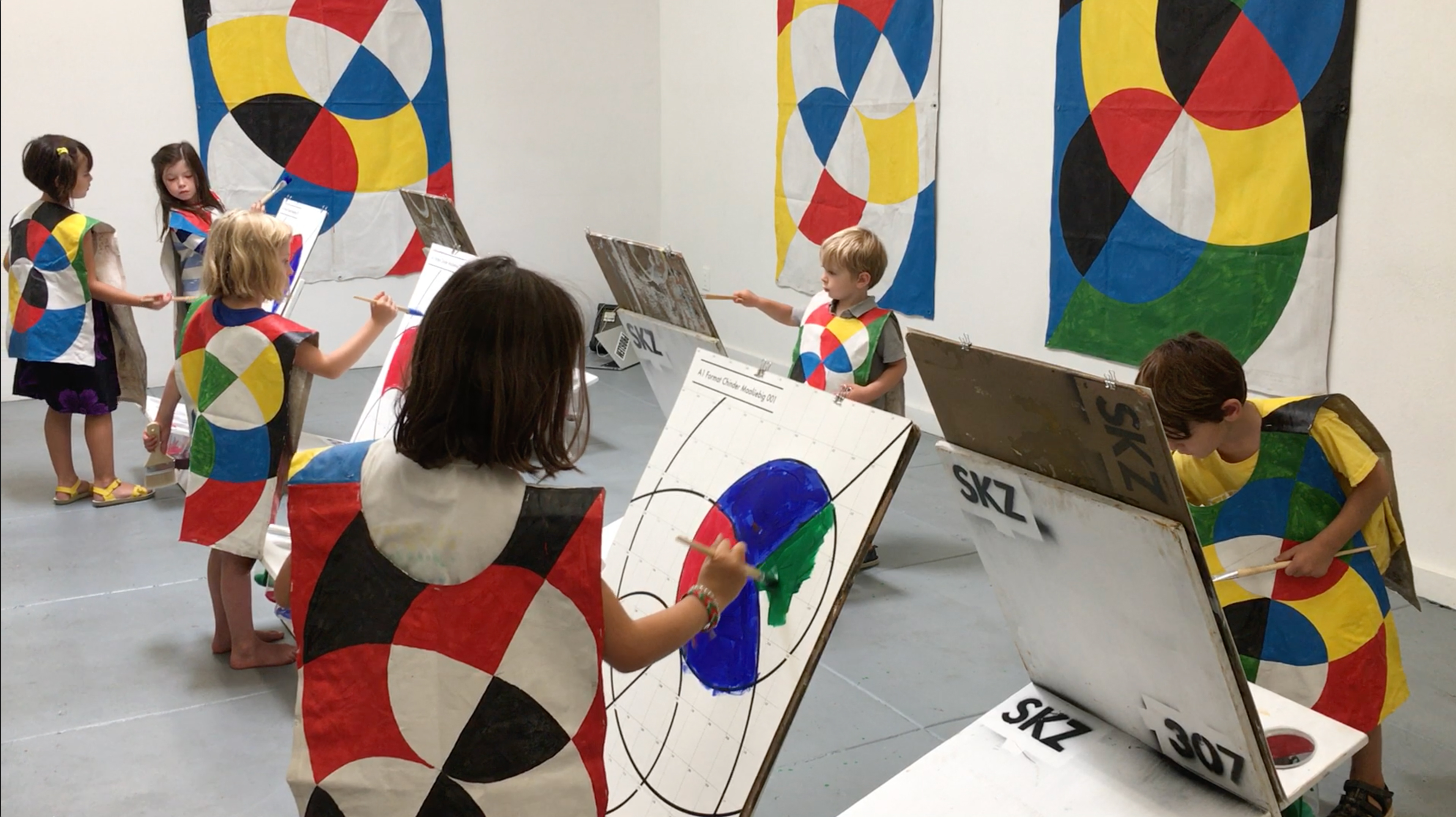 Der SKZ-Malworkshop für Kinder ist ein Experiment zur Zusammenarbeit zwischen Künstlern und Kindern. Der Workshop ist inspiriert von Friedrich Fröbels ursprünglichem Konzept des Kindergartens aus dem Jahr 1837: ein Garten, der natürliches Lernen und kreatives Wachstum fördert.