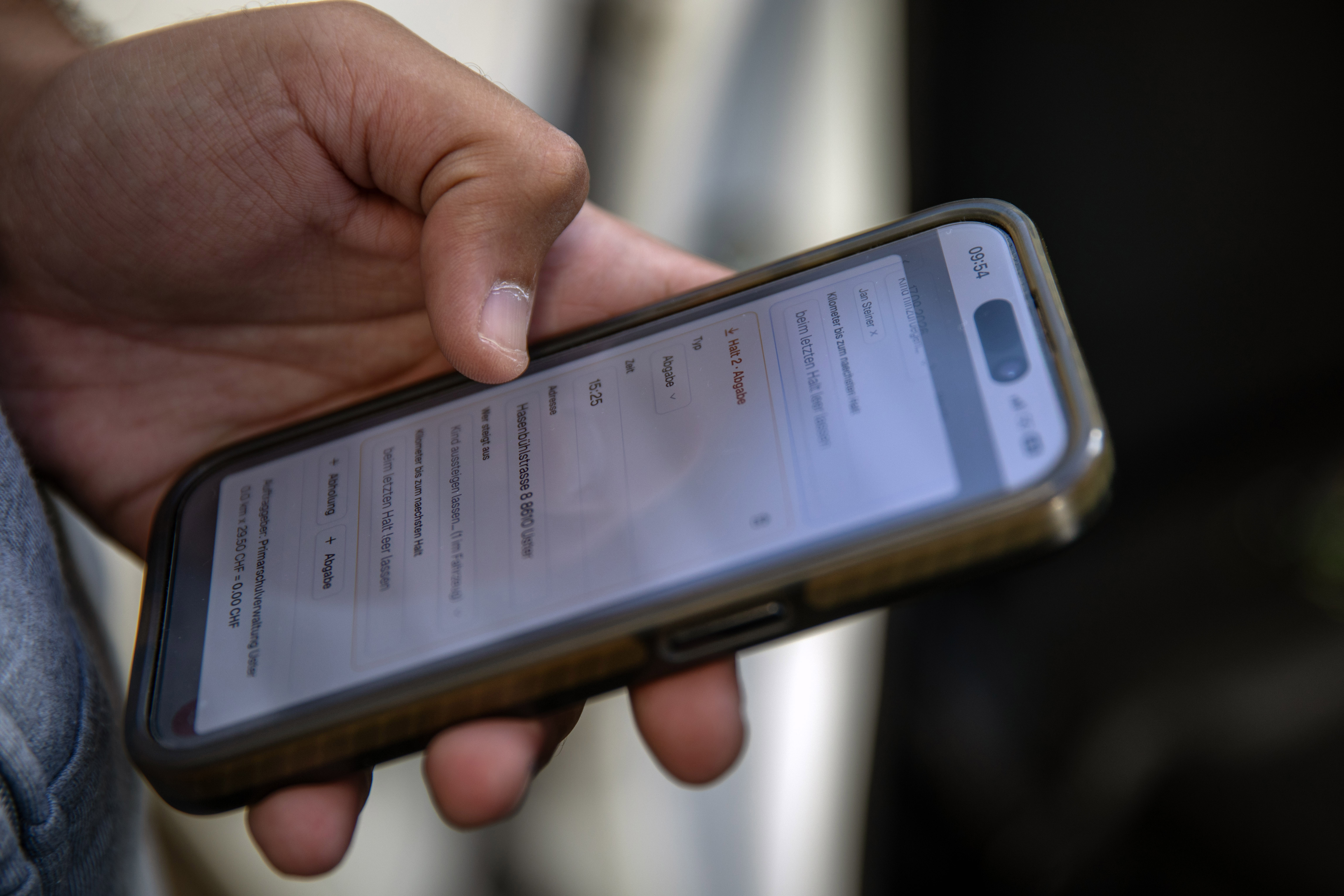Cem holding smartphone