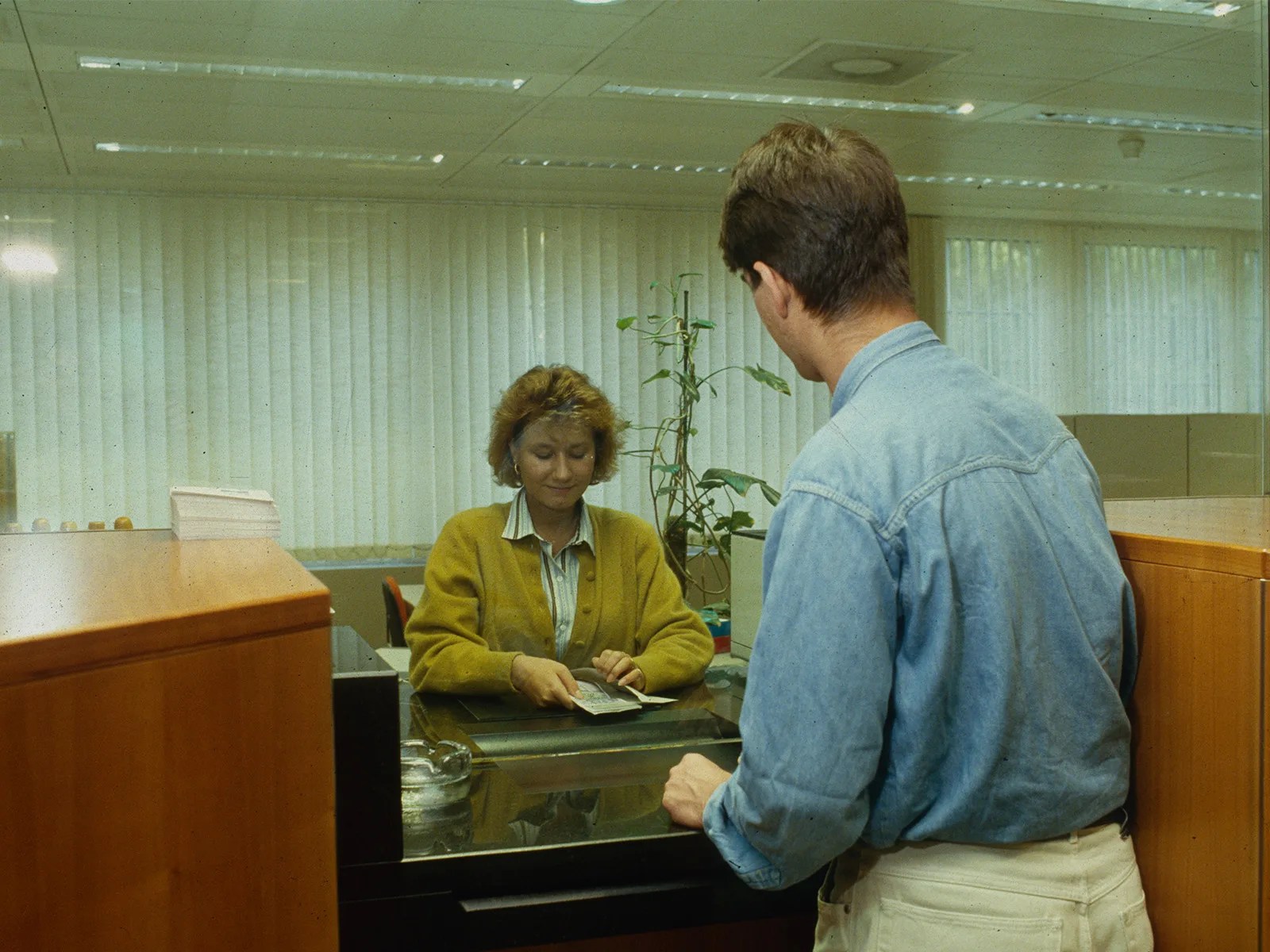 Ein alter Bankschalter