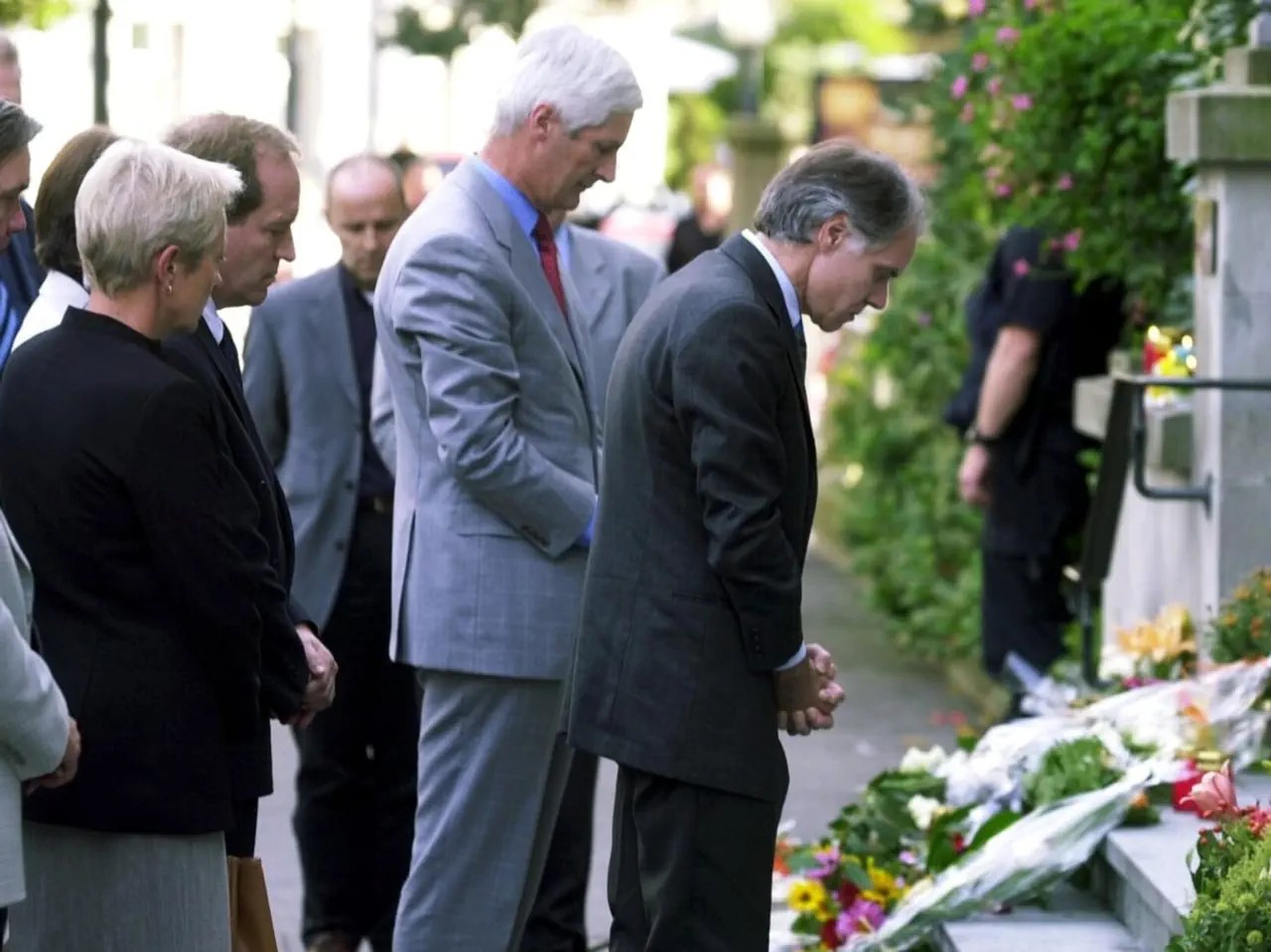 El presidente federal Moritz Leuenberger y el presidente del Consejo Nacional, Peter Hess, rinden homenaje a las víctimas.