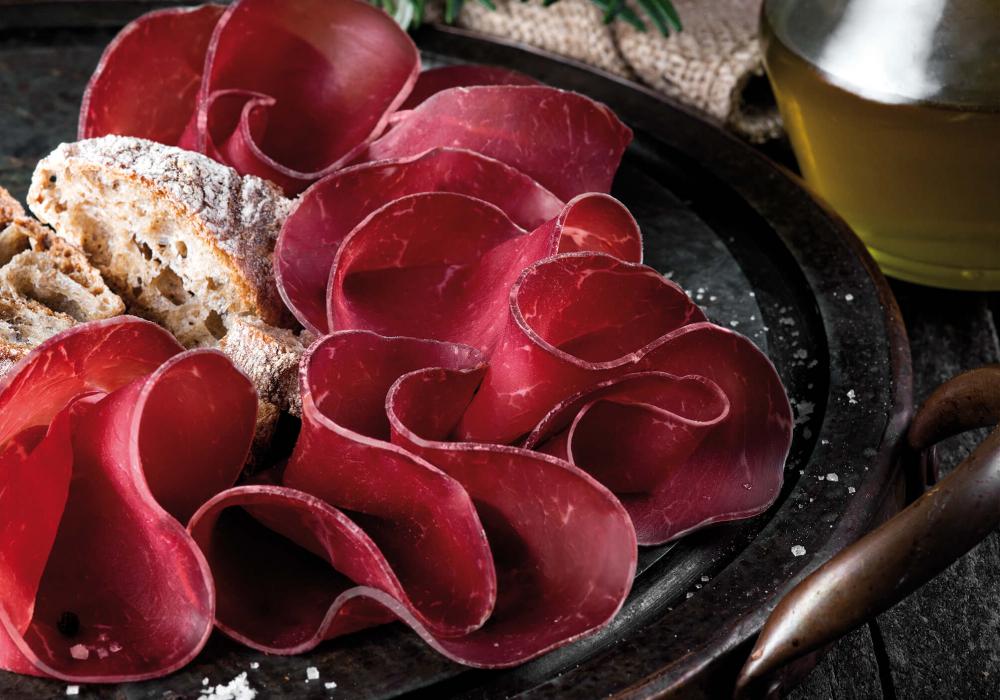 Iguaria: a bresaola original de Valtellina, boa parte produzida com carne brasileira.