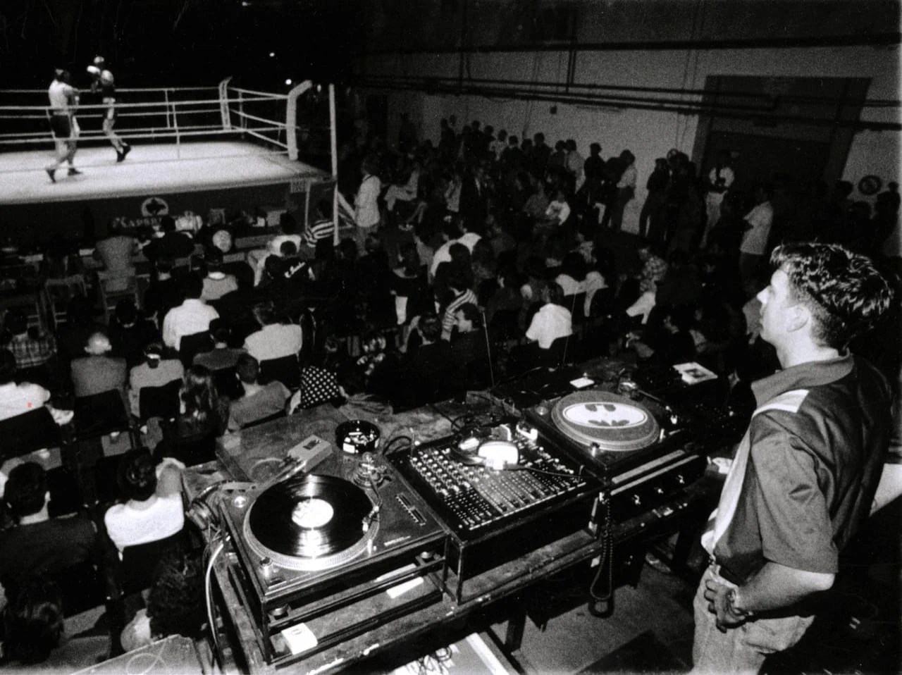 Locale con DJ e ring