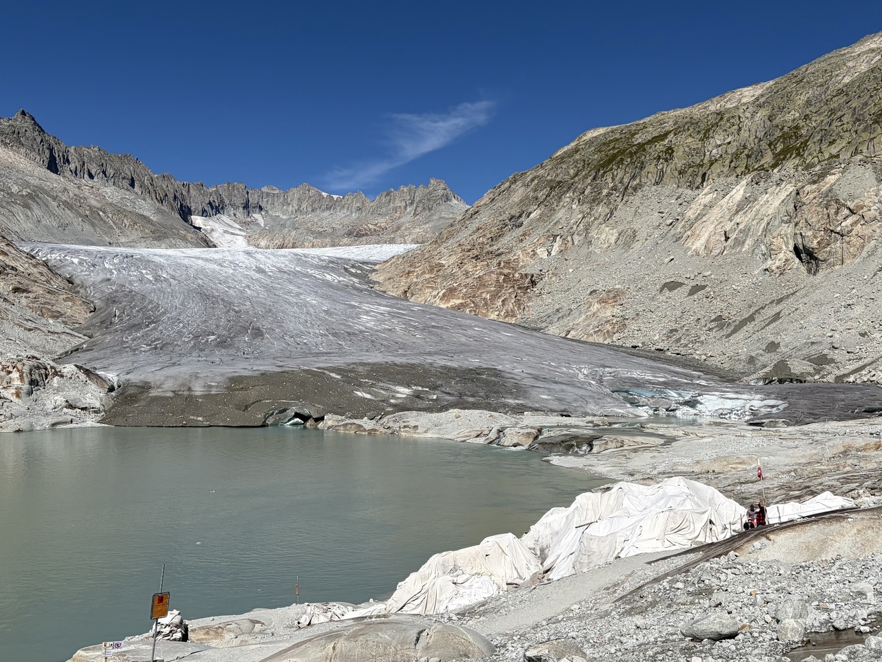 Gletscher und kleiner See