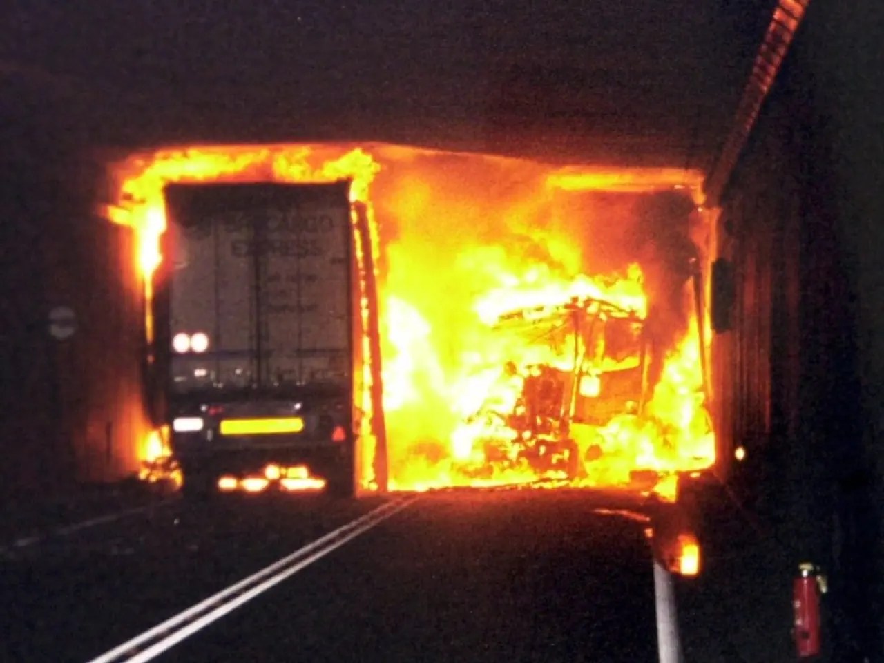 El lugar del accidente poco después de la colisión entre los dos camiones. Al producirse el choque, se rompió un depósito de gasóleo y un cortocircuito en un cable eléctrico provocó la ignición de la mezcla de gasóleo y aire.