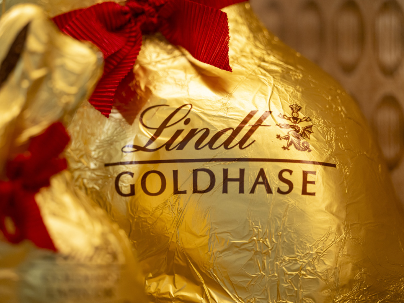 Lindt: "venderemo meno", dice dopo aumento prezzi, crolla in borsa