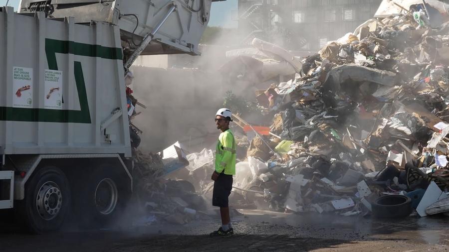 Pile pericolose finiscono spesso nei comuni sacchi dei rifiuti.
