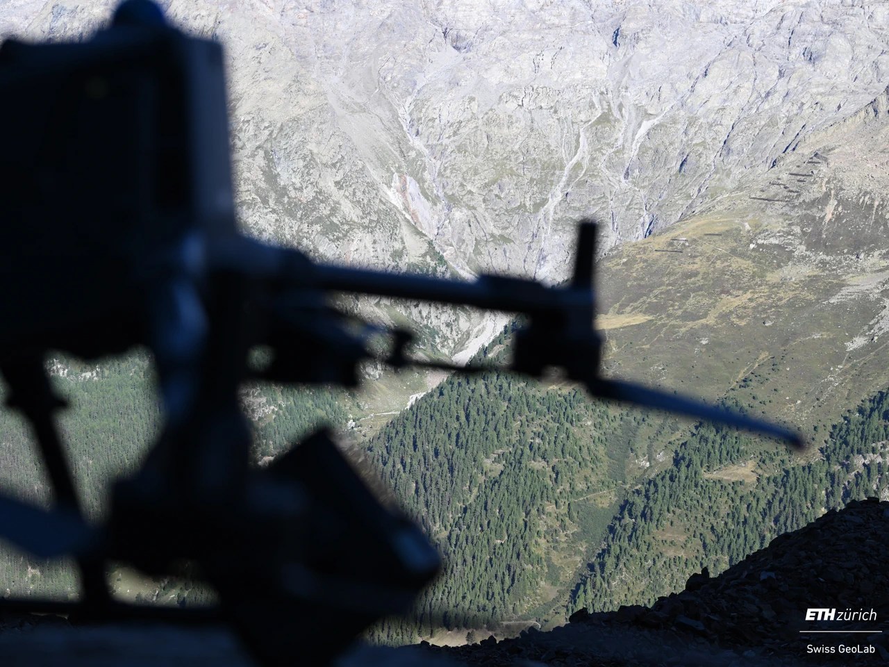 Un drone est équipé d'un radar permettant de mesurer les mouvements les plus infimes des rochers et des glaciers.