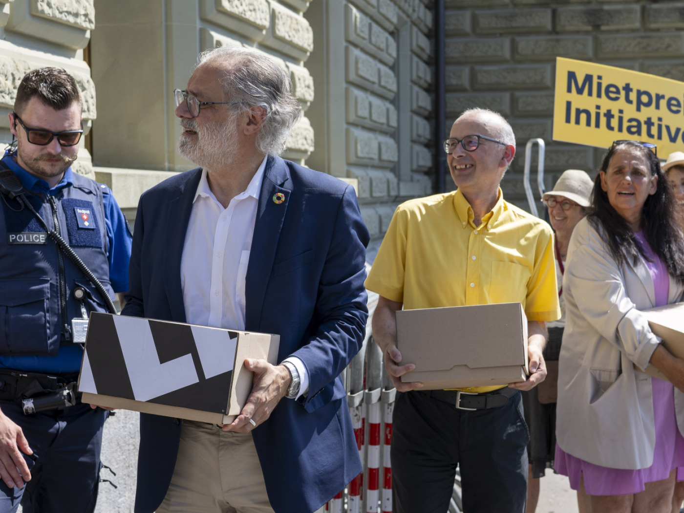 persone con dei pacchi