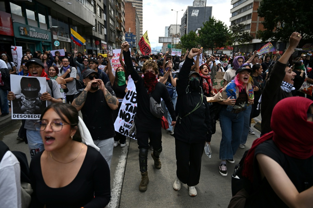 Decenas de miles marchan en Colombia en la primera protesta contra el gobierno de De la Espriella - SWI swissinfo.ch