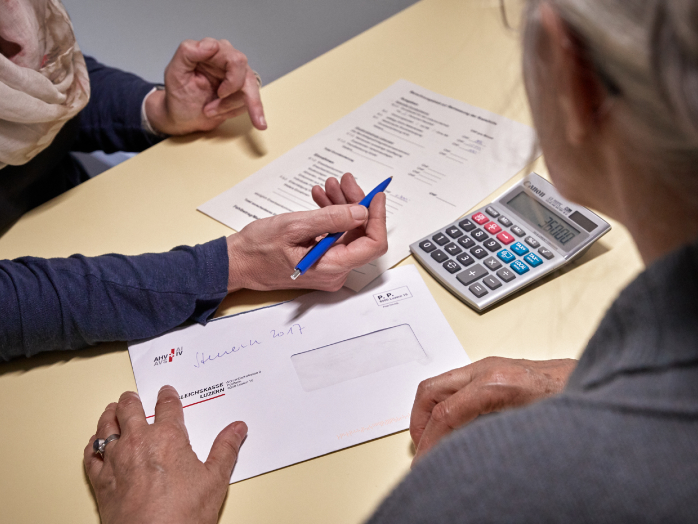 Just under 270,000 people received social assistance in Switzerland in 2025
