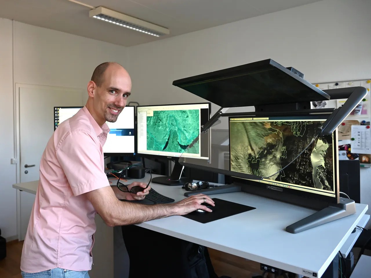 Tobias Providoli heads a team of 35 at Swisstopo. These specialists capture digital aerial photographs and use them to create what is known as the Topographic Landscape Model of Switzerland, a three-dimensional computer model.