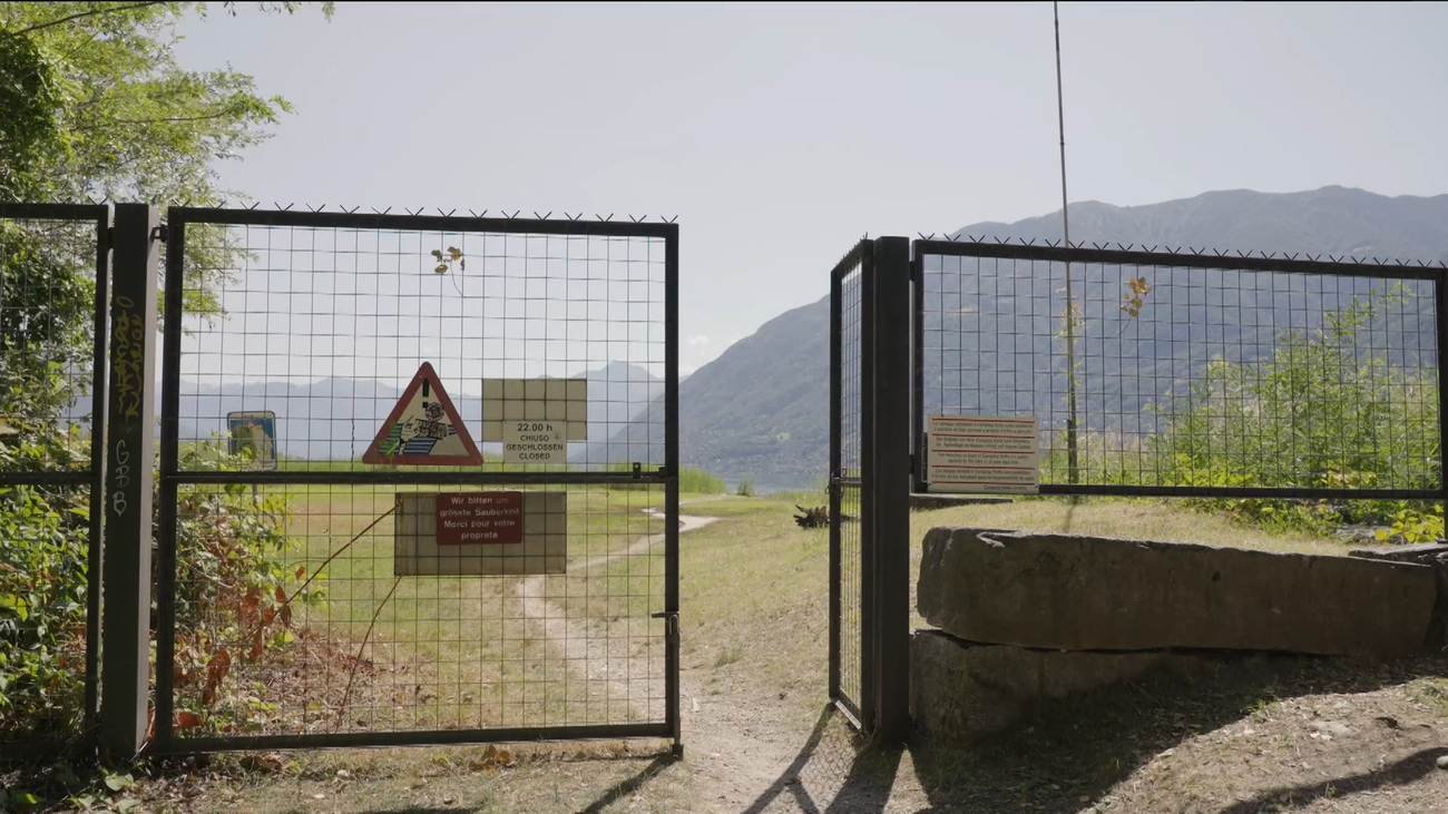Zäune vor See
