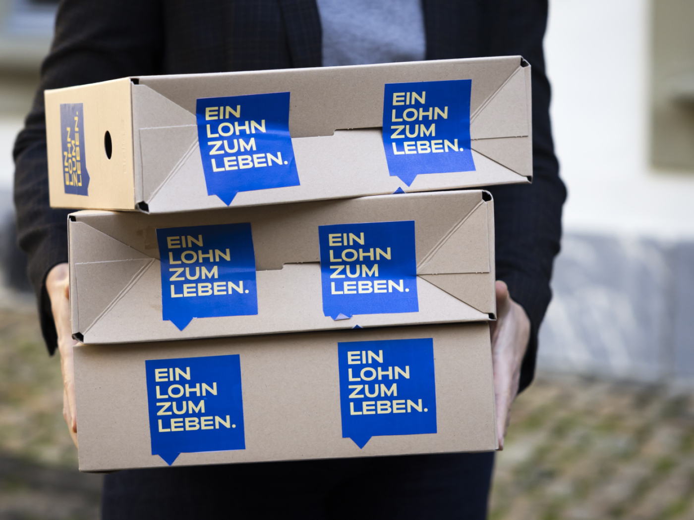 Photo : Swissinfo Salaires minimaux en Suisse: un référendum déposé contre Berne
