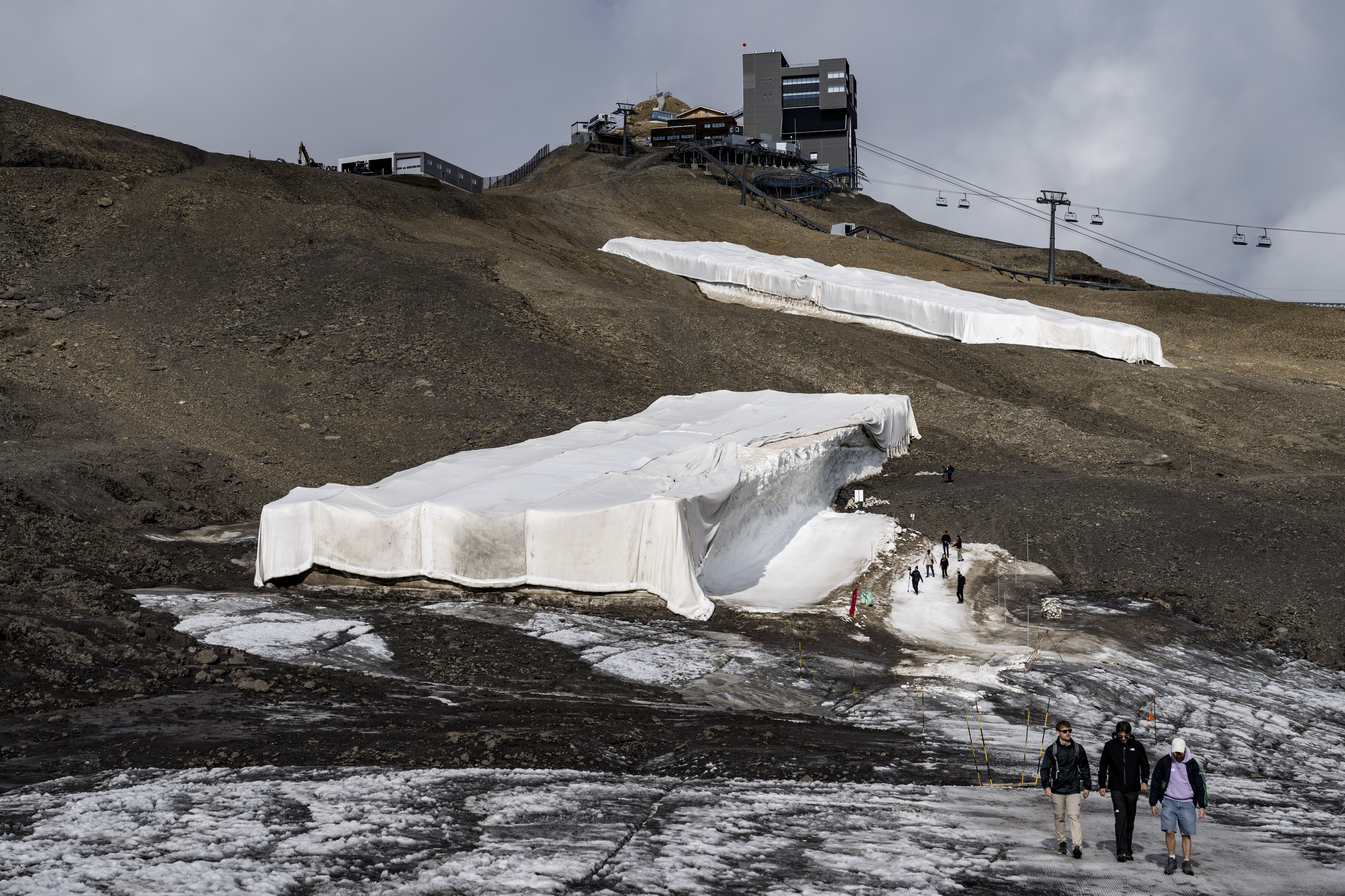 Sui resti del ghiacciaio dello Scex Rouge, i teli mantengono coperti ghiaccio e neve.