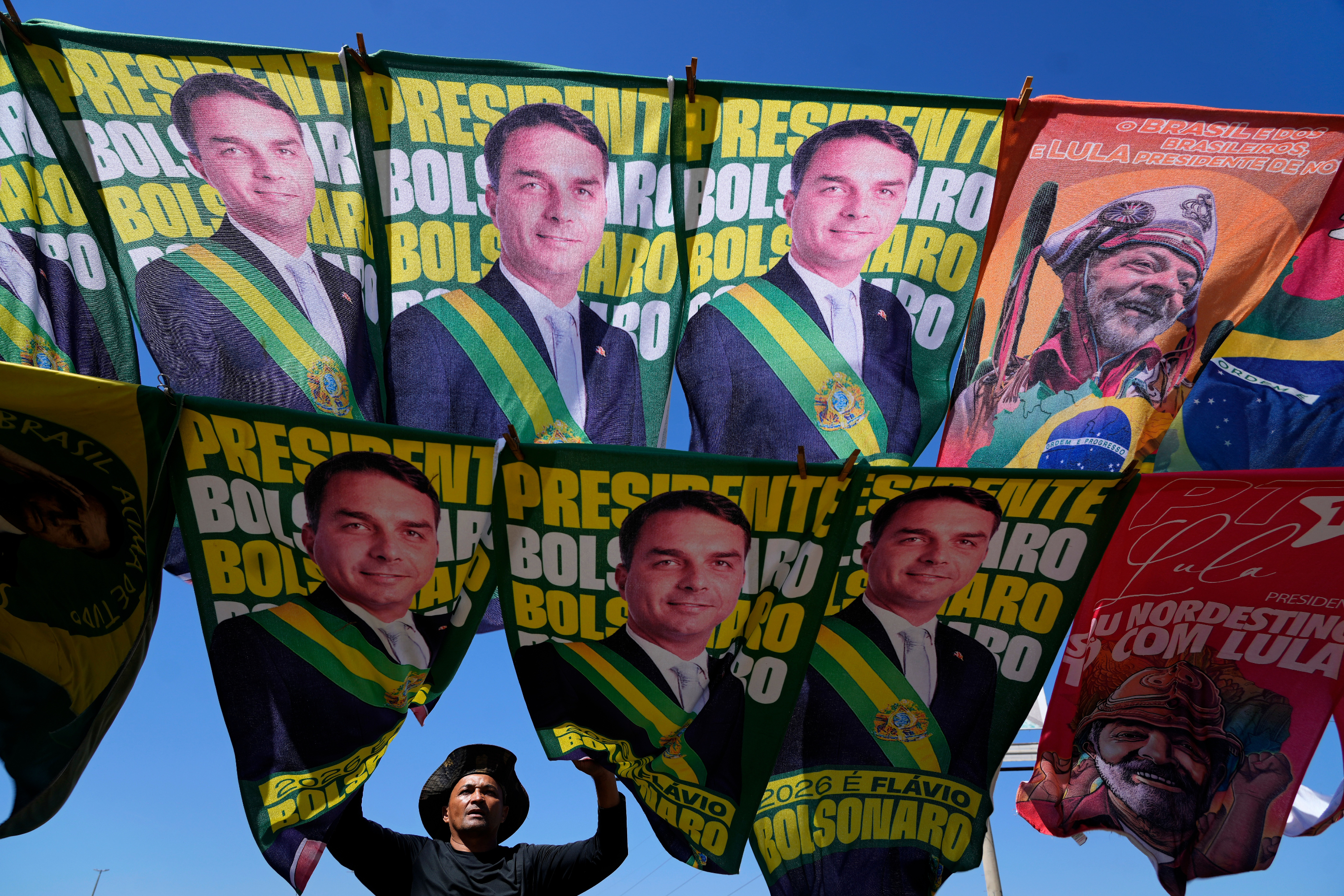 Camisas de diferentes candidatos políticos