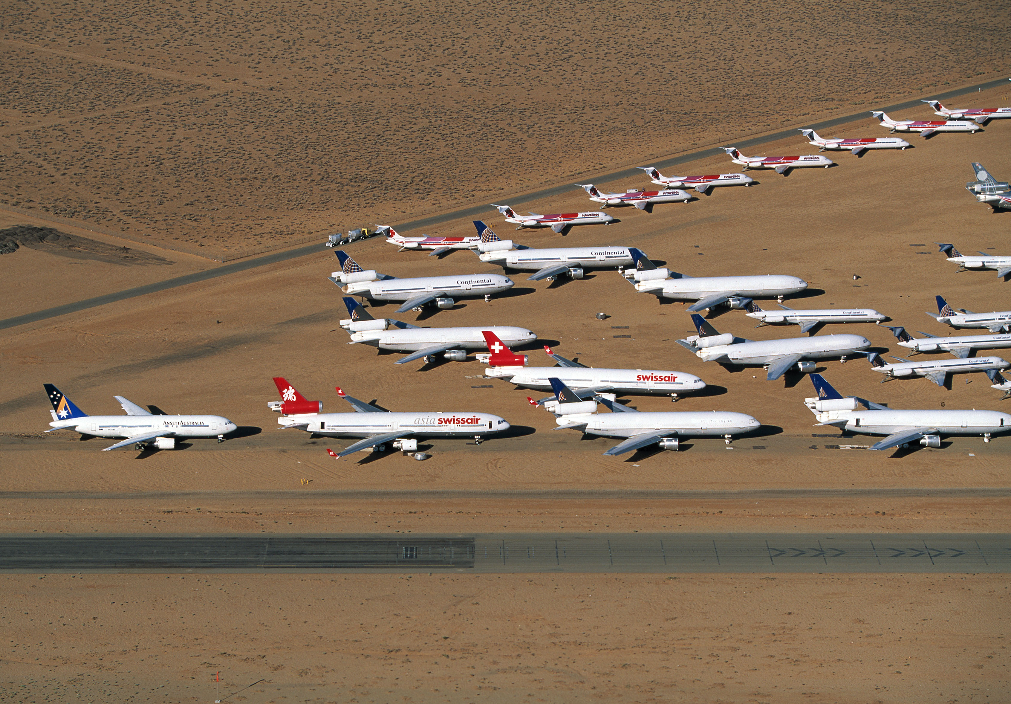 Aviões da Swissair no deserto