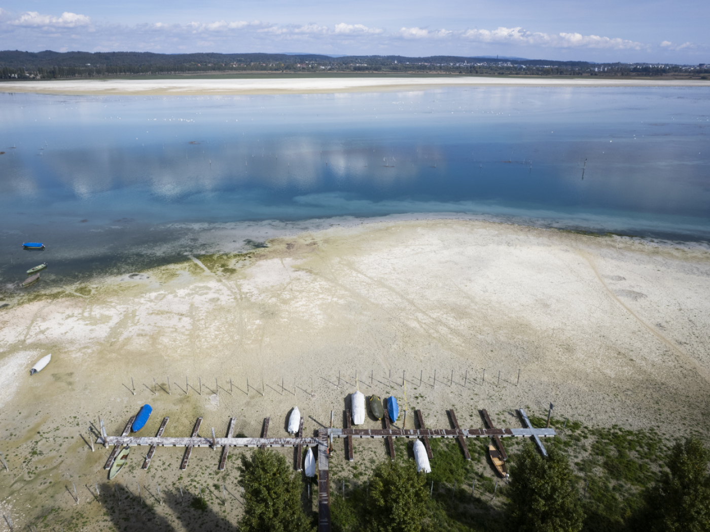 lago quasi asciutto con barche in secca