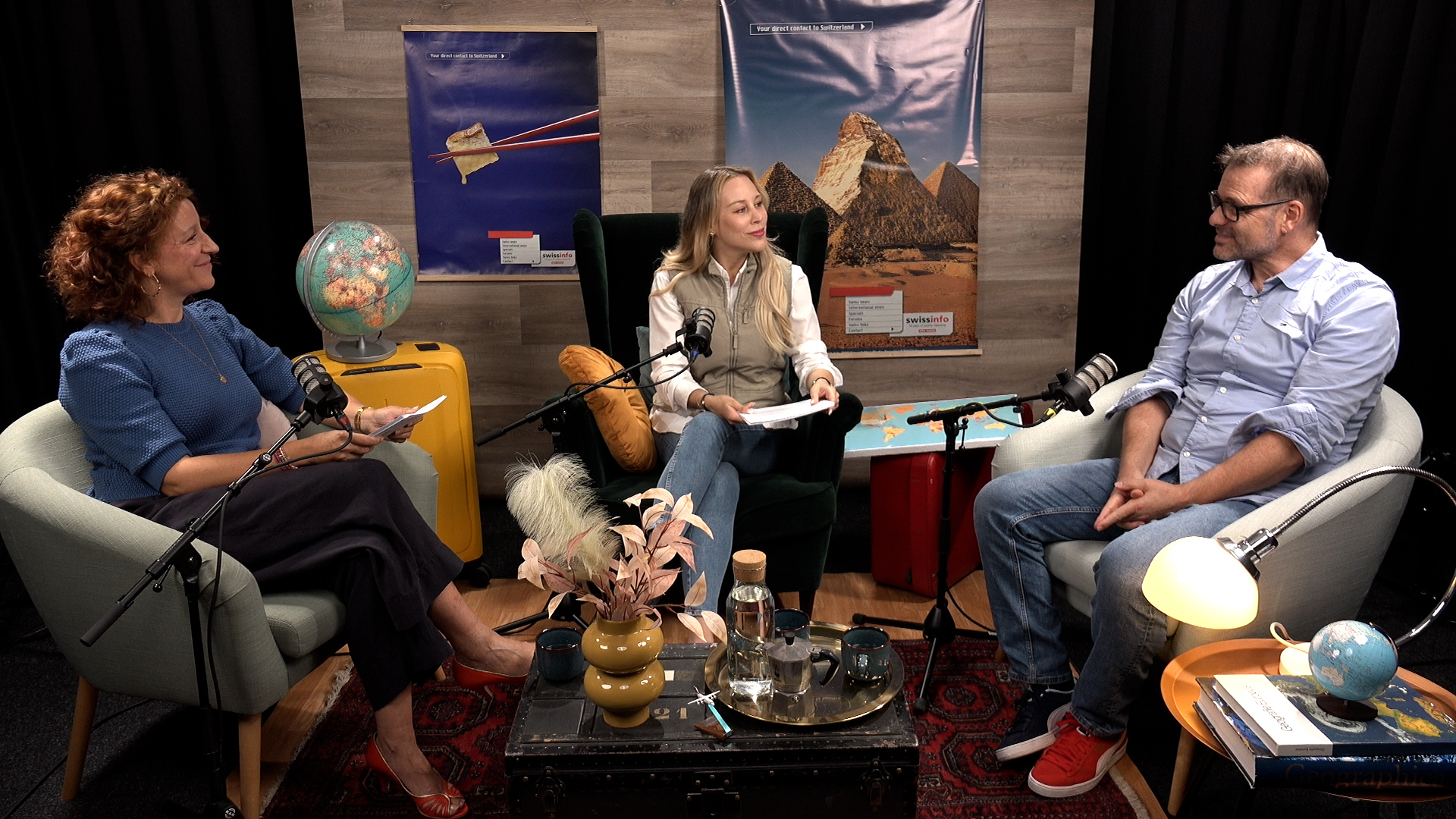 Deux femmes et un homme assis dans des fauteuils d'un studio podcast