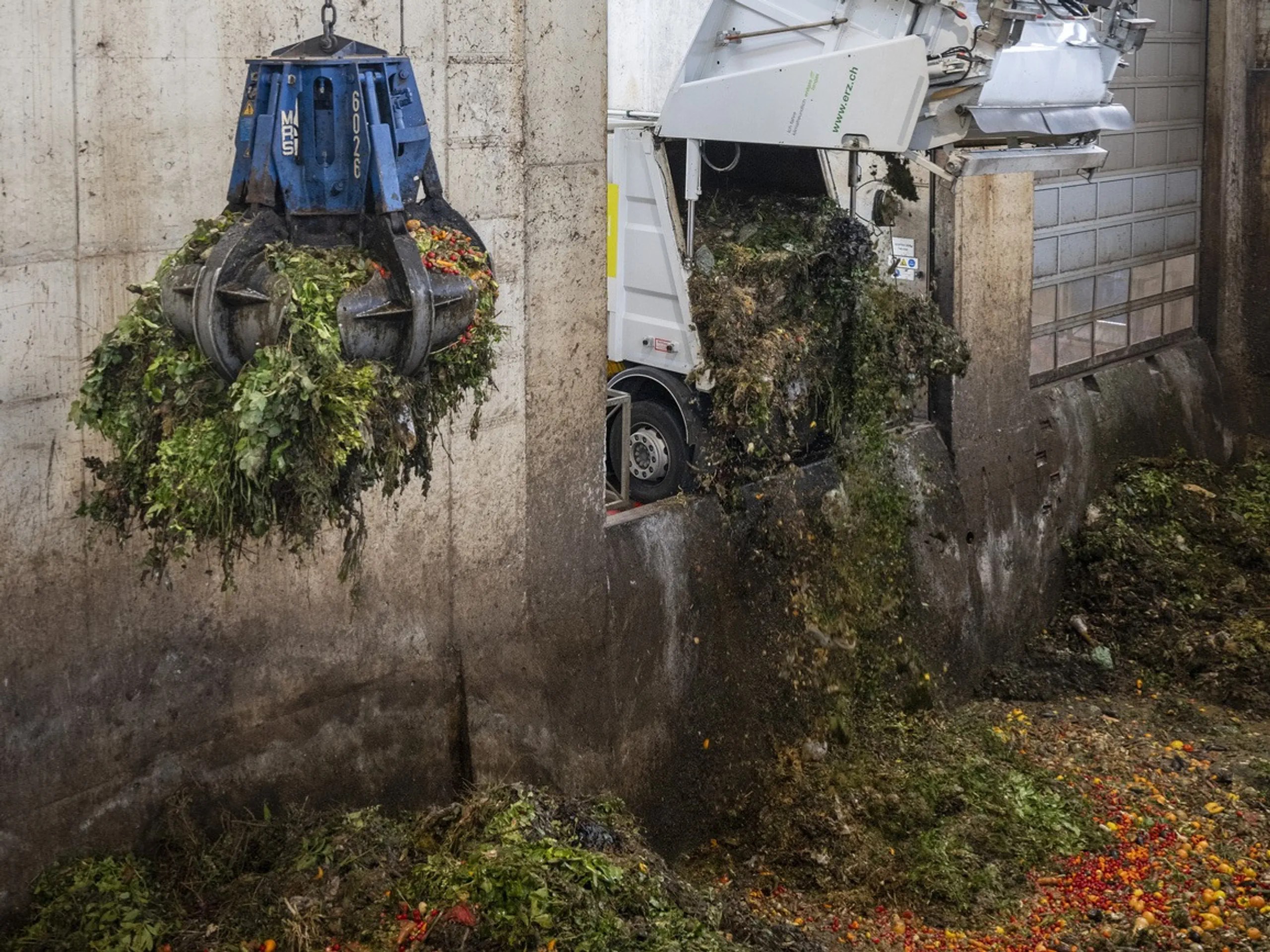 Transformer les déchets en biogaz – et offrir une alternative au gaz naturel du Moyen-Orient : un camion de la société Entsorgung und Recycling Zürich (ERZ) déverse des déchets verts dans l'unité de traitement des biodéchets de l'usine de fermentation de Werdhölzli, exploitée par Biogas AG à Zurich.