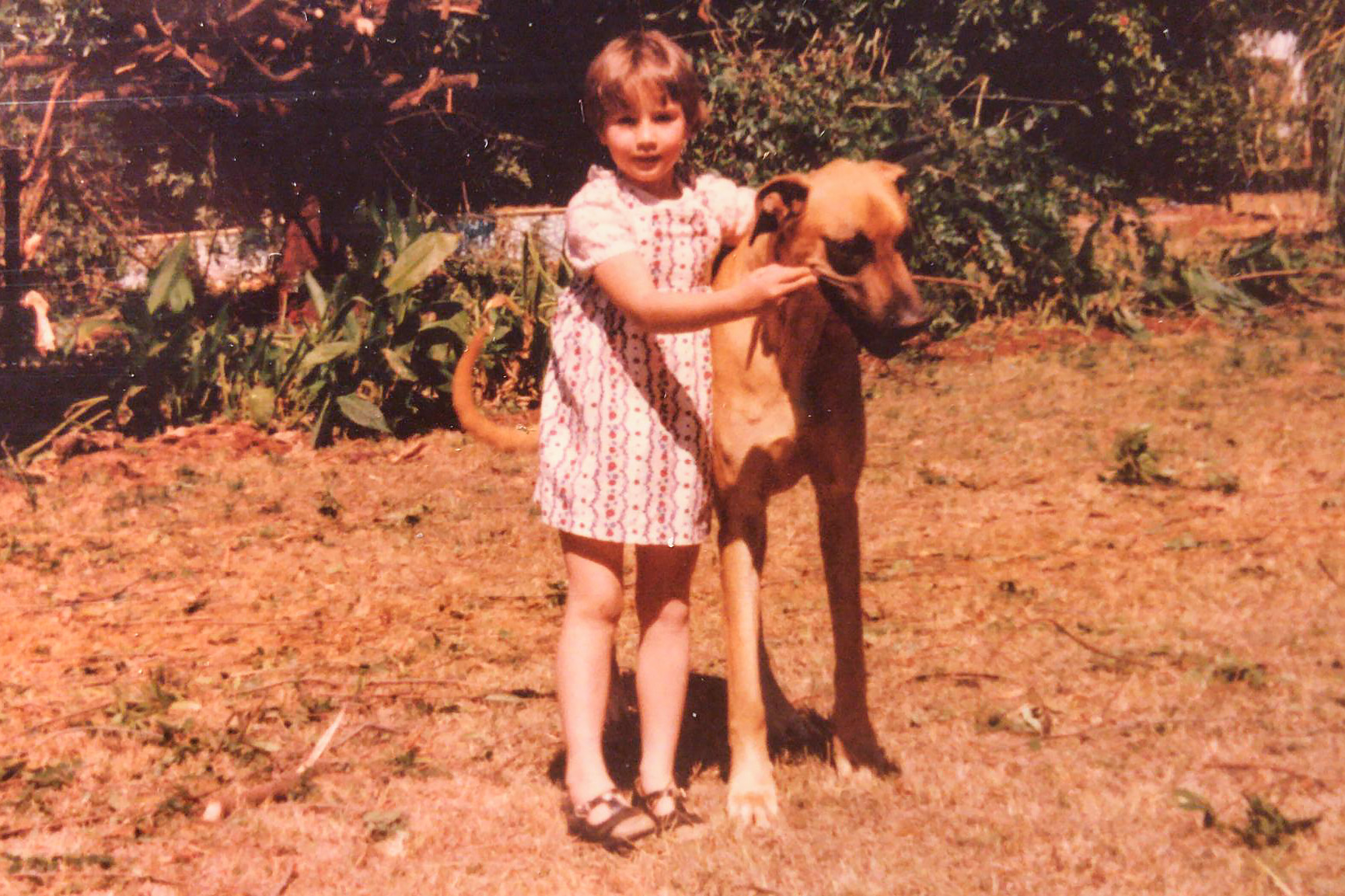 Mädli mit einem Hund