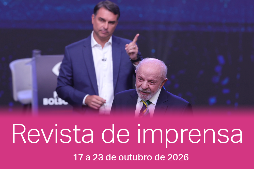 Luiz Inácio Lula da Silva e Flávio Bolsonaro durante o primeiro debate televisivo. No embate, o candidato de extrema-direita, filho do ex-presidente Jair Bolsonaro, copiou tática de Donald Trump para tentar intimidar ou desacreditar seu adversário invadindo o fundo do quadro da câmera.