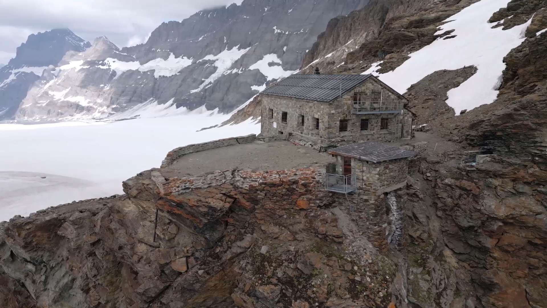 ベルナー・オーバーラントにあるムットホルン山小屋は、永久凍土の融解により崩壊の危機に瀕していた