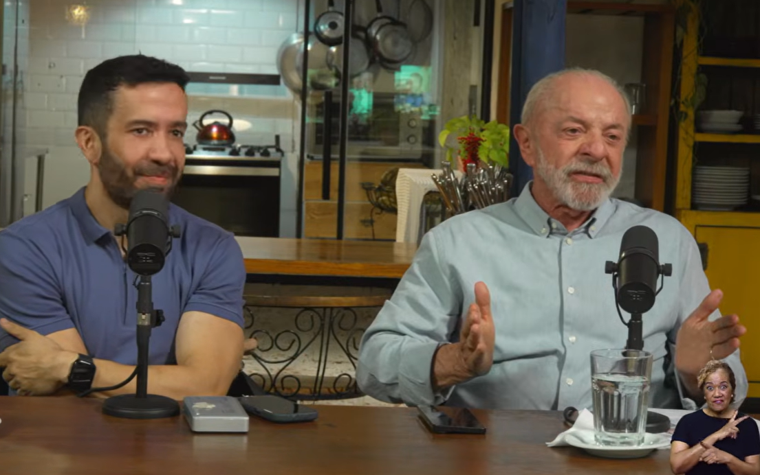 O deputado André Janones em live com o presidente Lula em 22 de outubro. Janones conseguiu mobilizar mais de 8,4 milhões de seguidores a reverter op domínio do campo bolsonarista nas redes sociais.