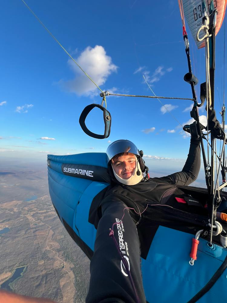 Homem em um parapente
