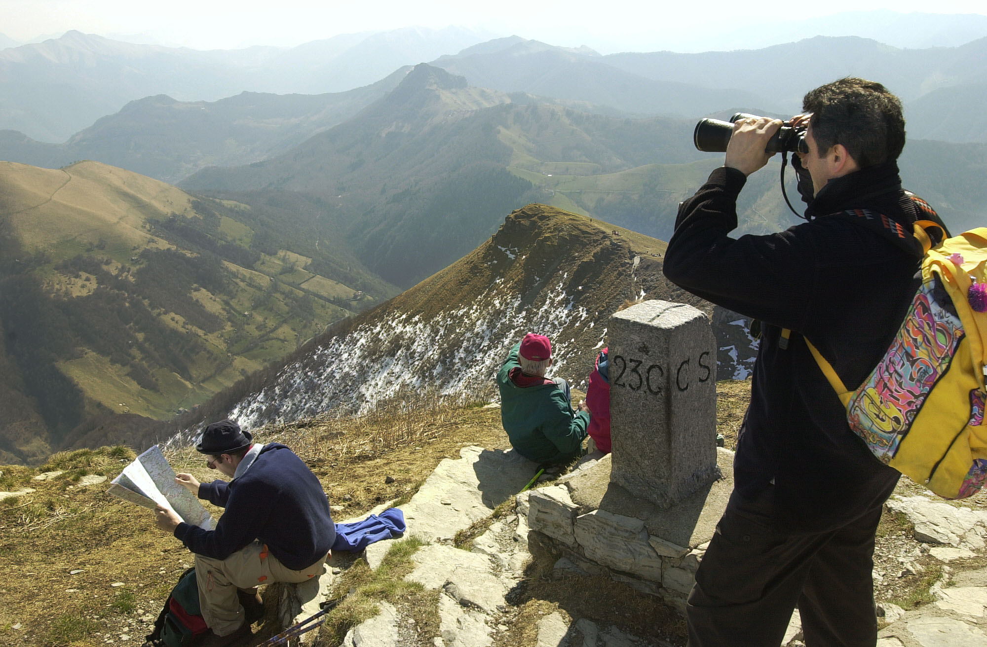 persone in cima a una montagna