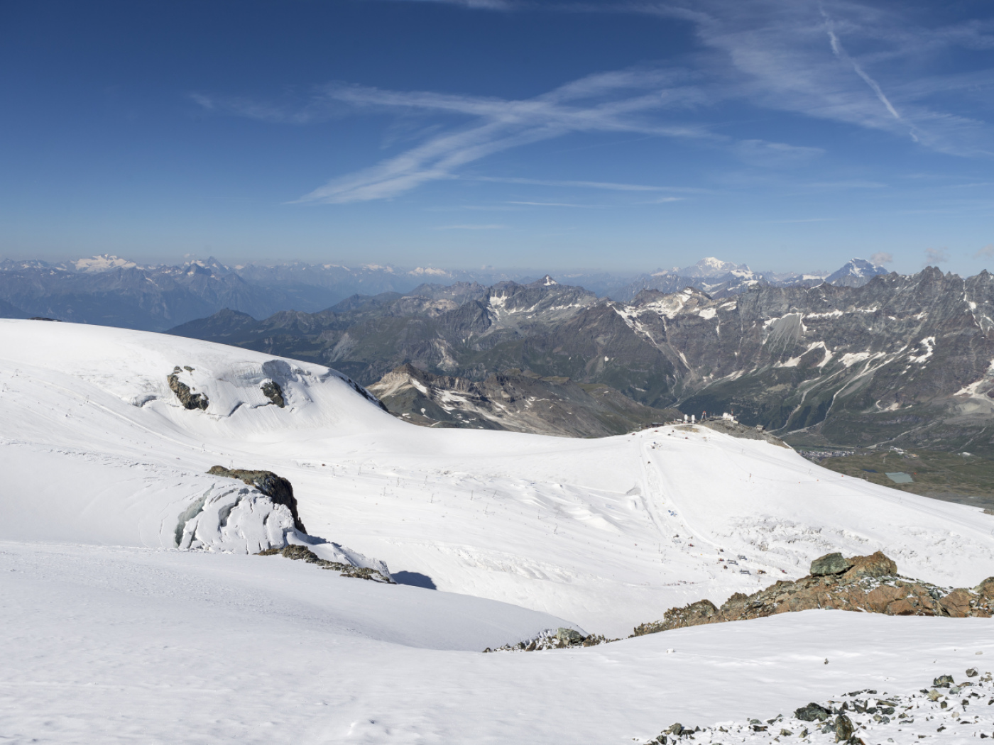 VS: Ski resorts on glaciers are reopening
