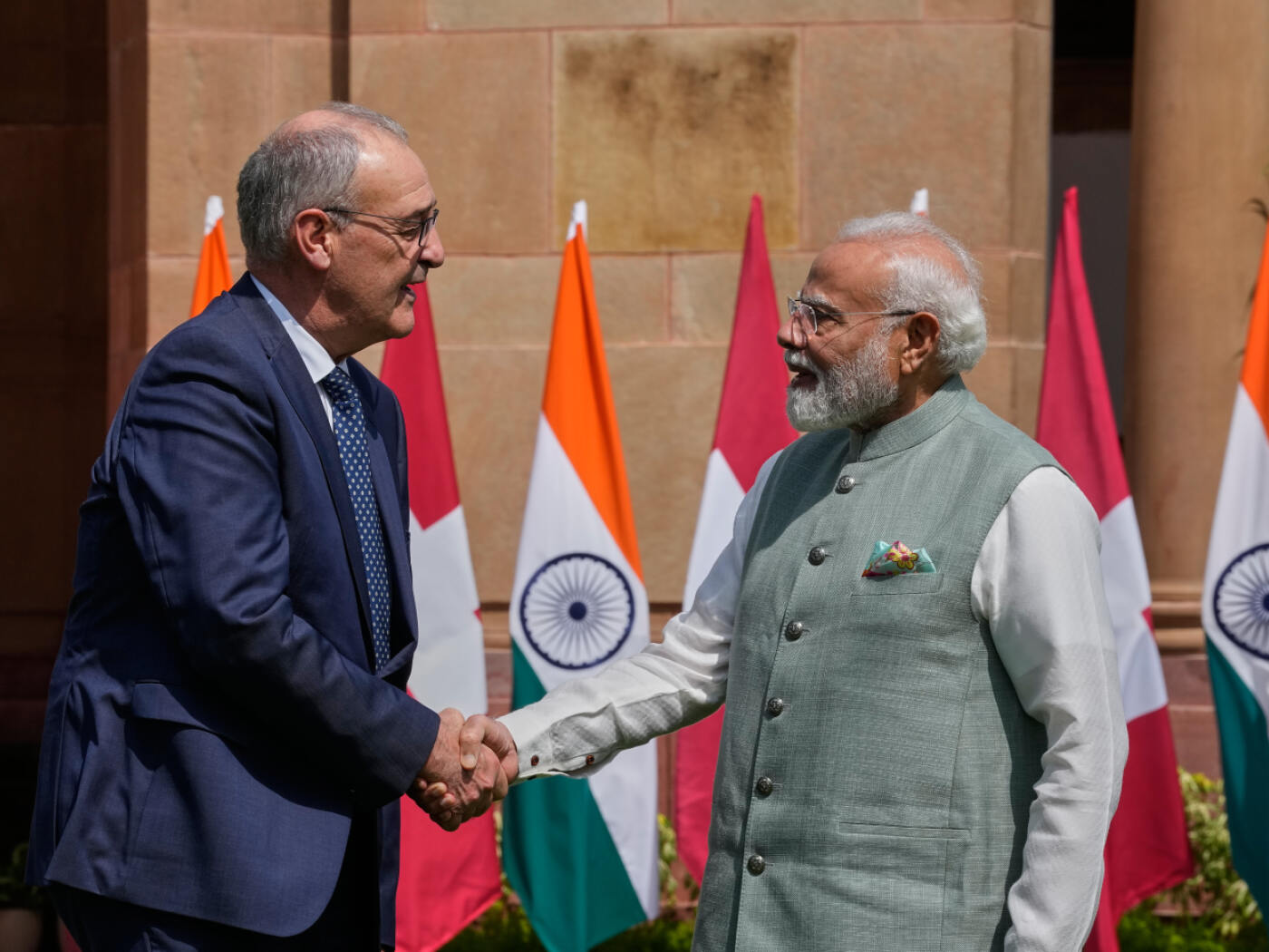 Guy Parmelin promotes an investment protection agreement in India