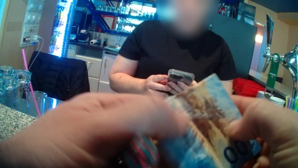 L'argent versé au bar apparaît directement sous forme de crédit de pari sur le smartphone.