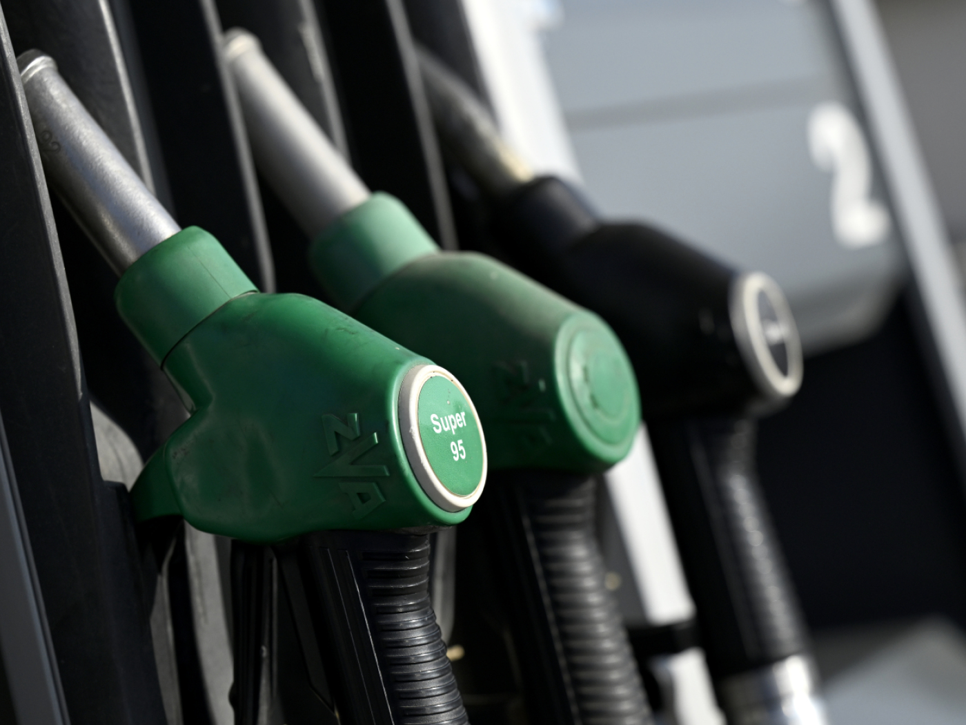 Prezzo di benzina e diesel in calo, dopo i record di settembre