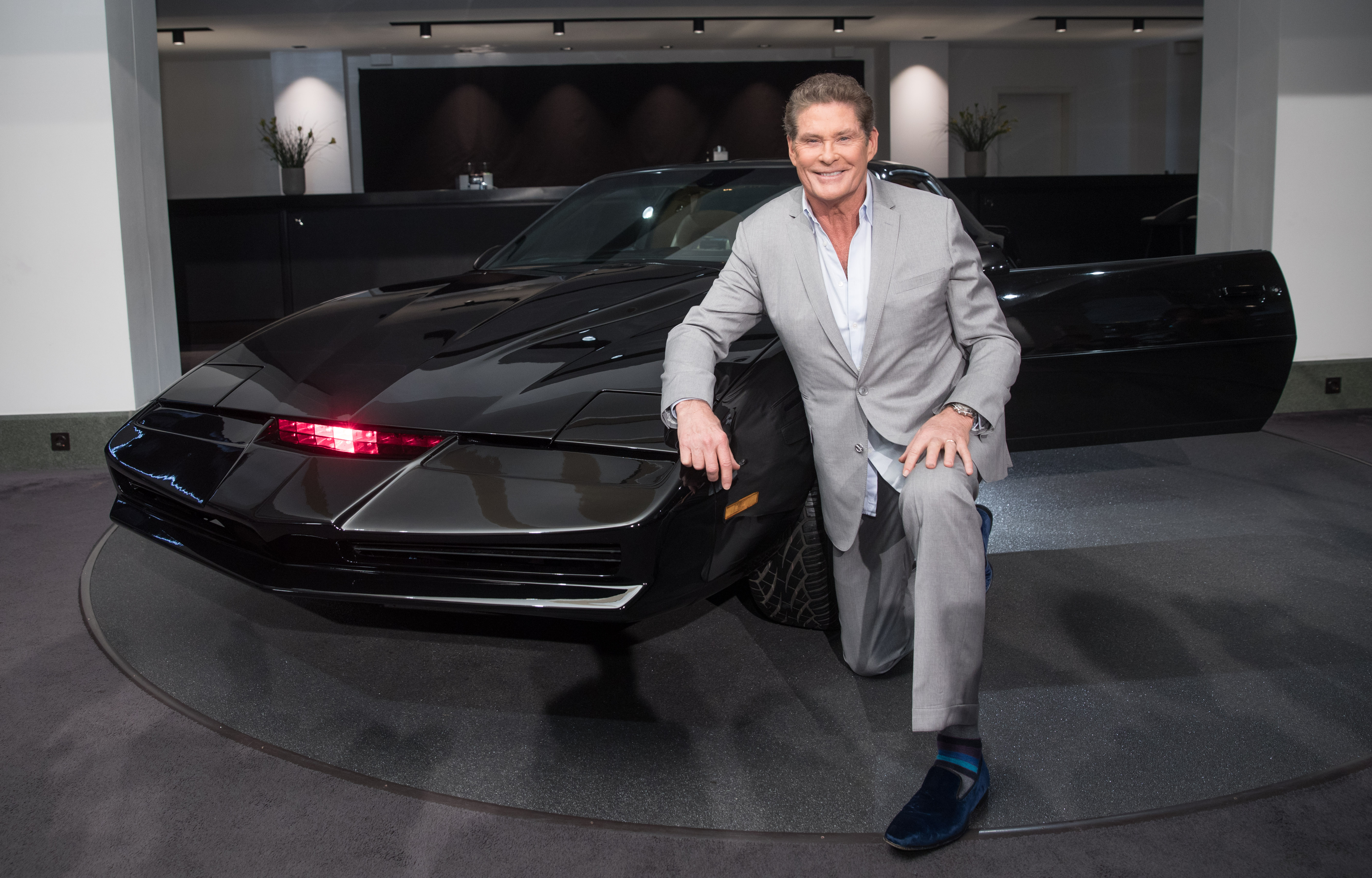 David Hasselhoff posa davanti alla sua Supercar.
