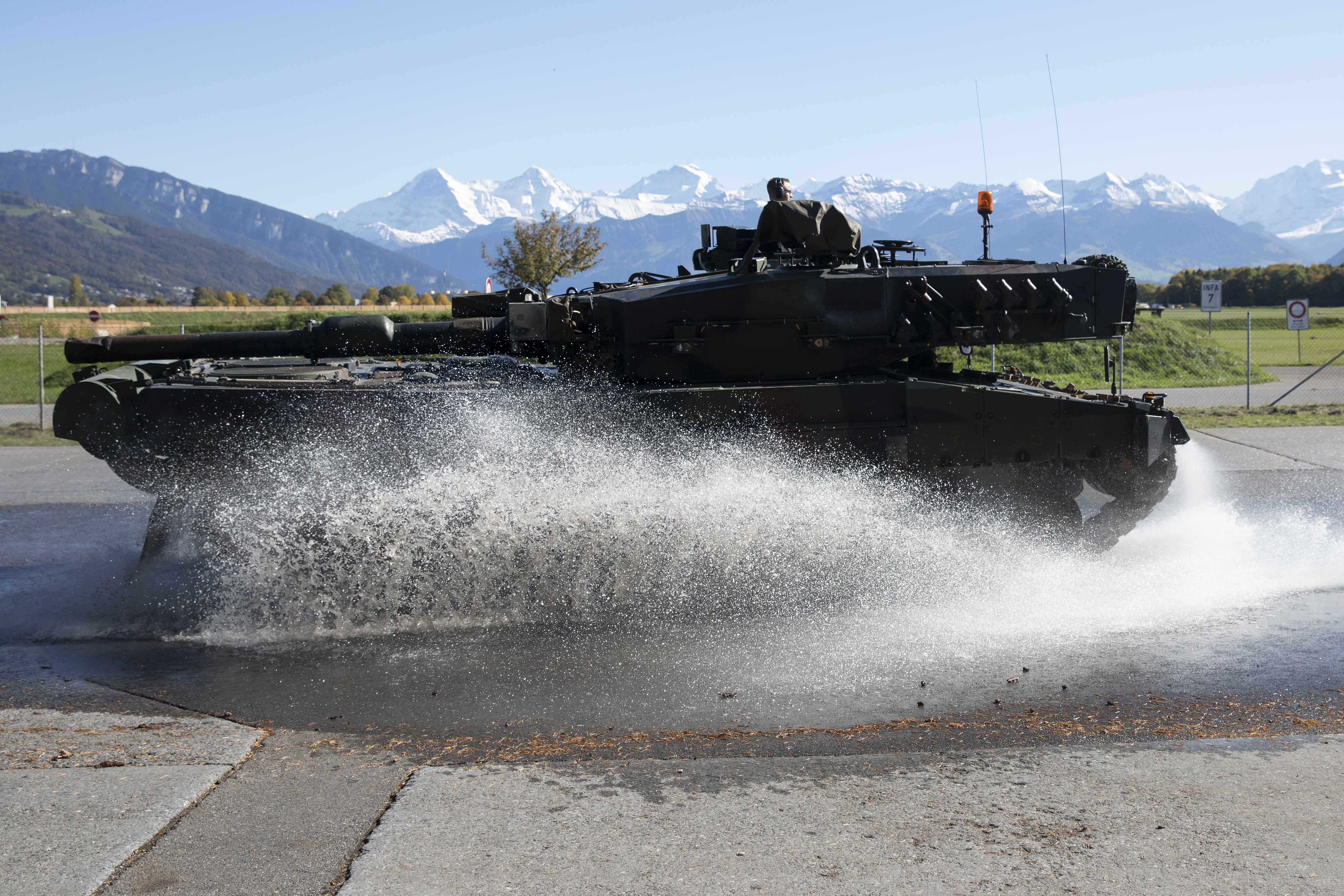 Ein Kampfpanzer des Typs Leopard II faehrt auf einer Teststrecke, am Mittwoch, 16. Oktober 2019 beim Waffenplatz in Thun.
