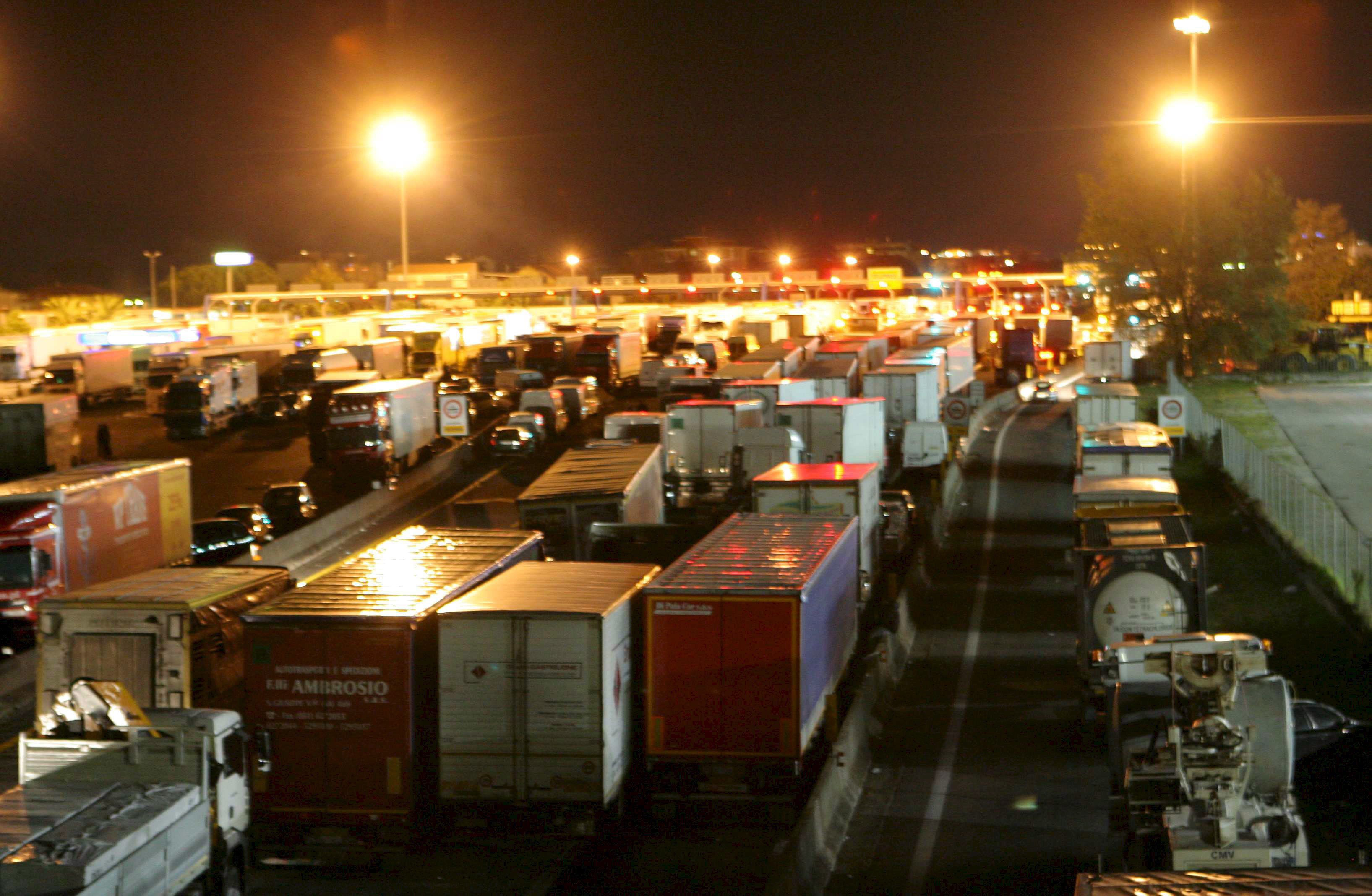 Tir fermi a un casello autostradale.