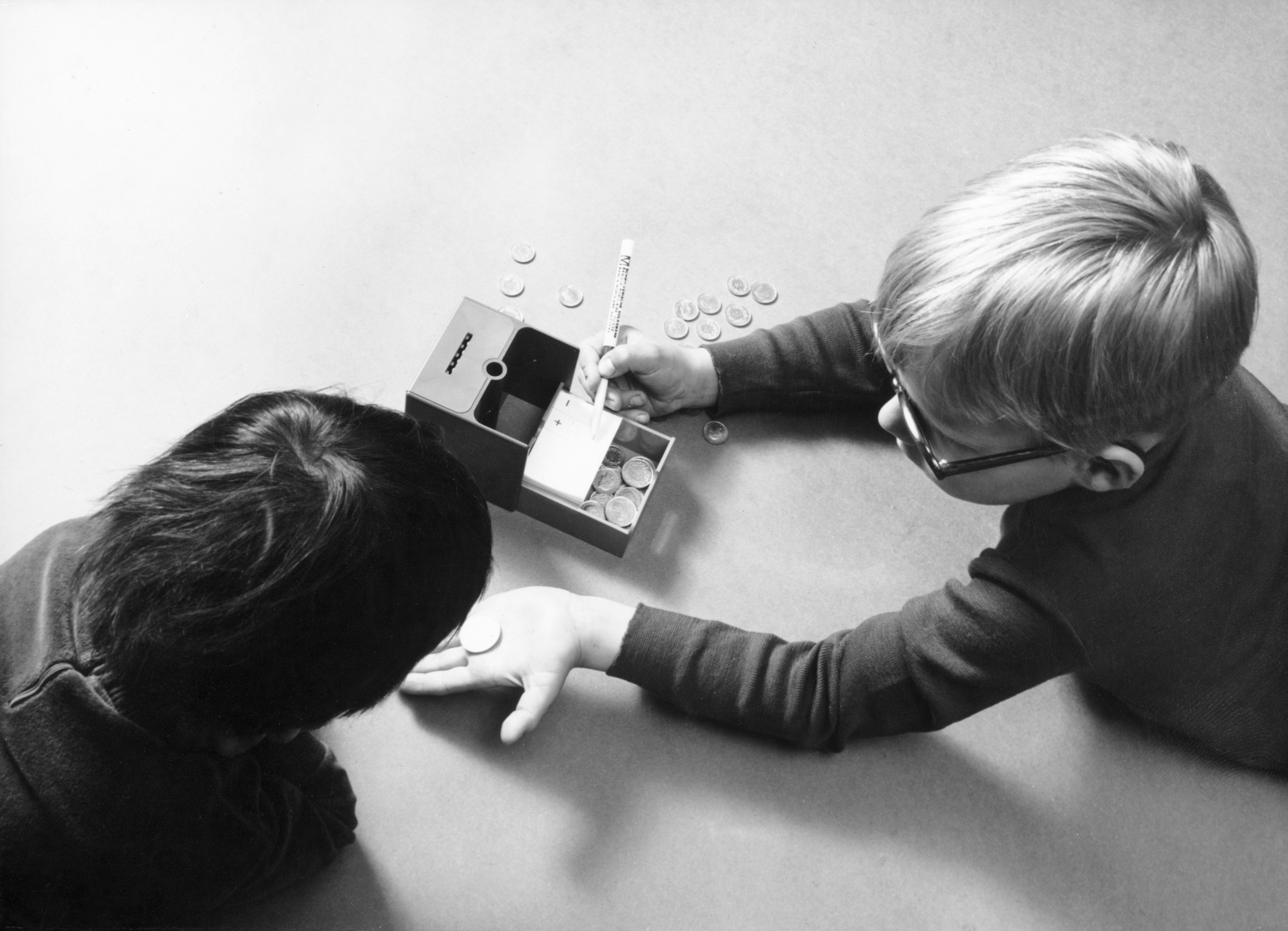 zwei Kinder mit Kässeli