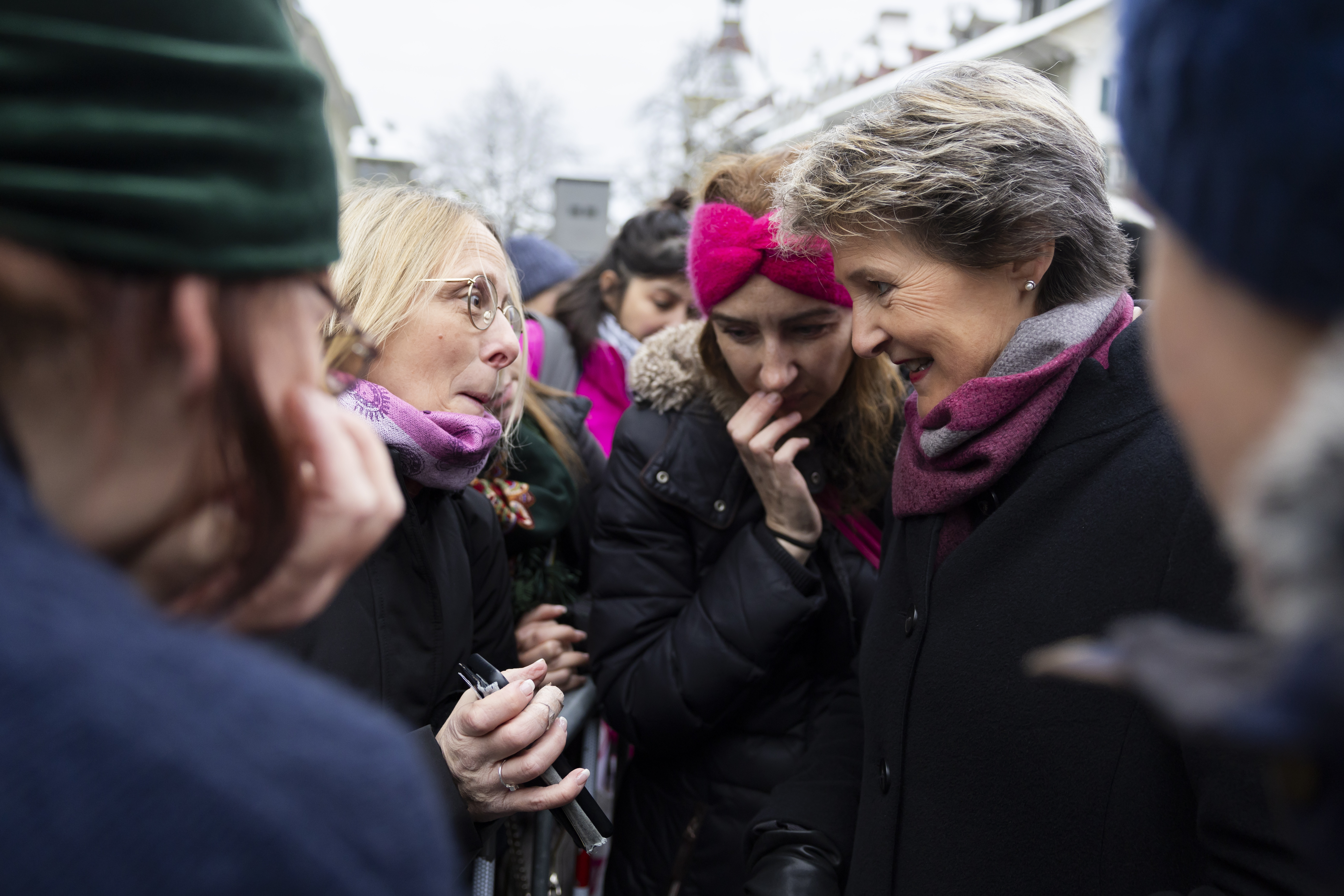 Still popular and close to her constituency even after leaving the government: Simonetta Sommaruga, on the right, at a national demonstration against violence against women in Bern (November 2024).