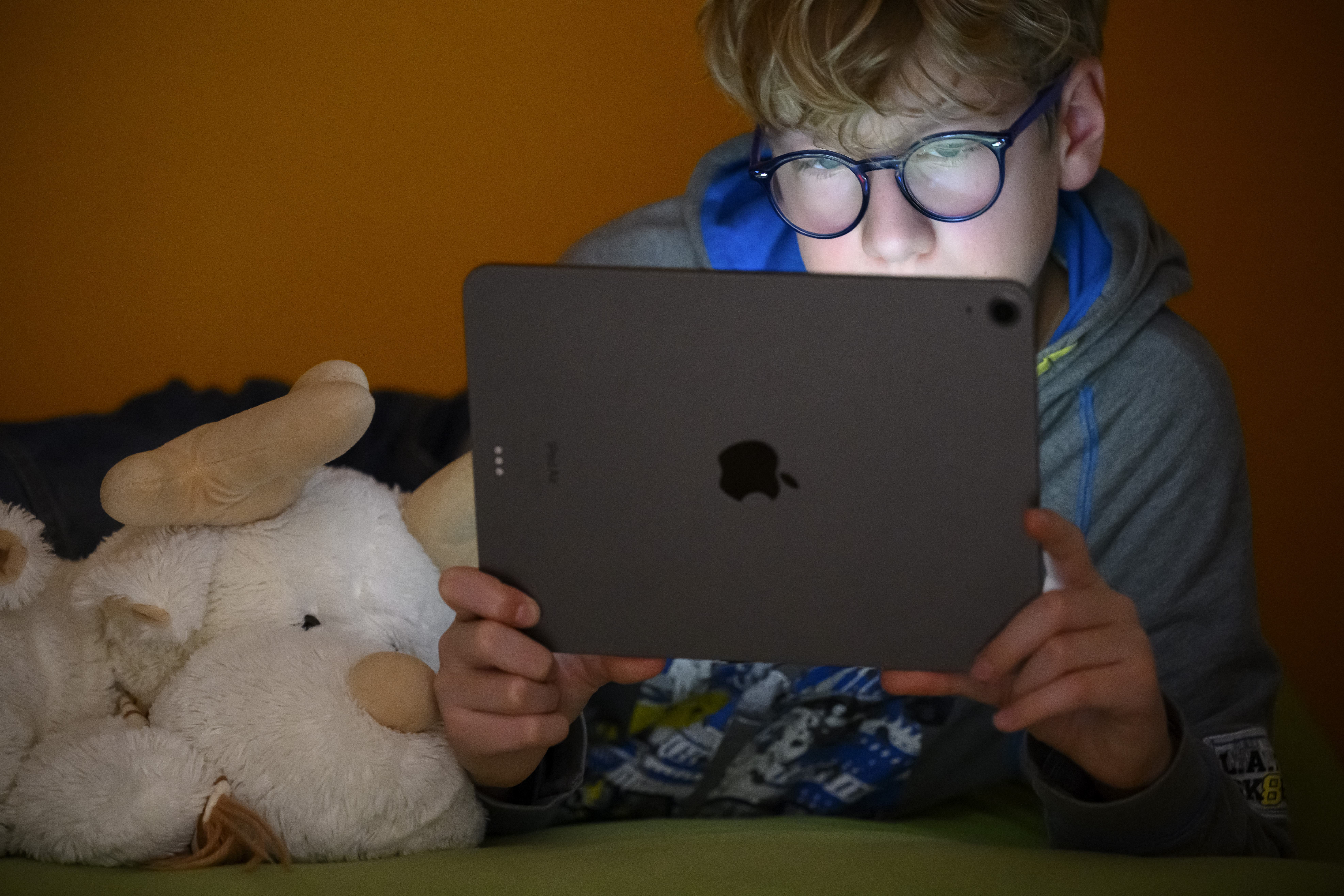child and laptop
