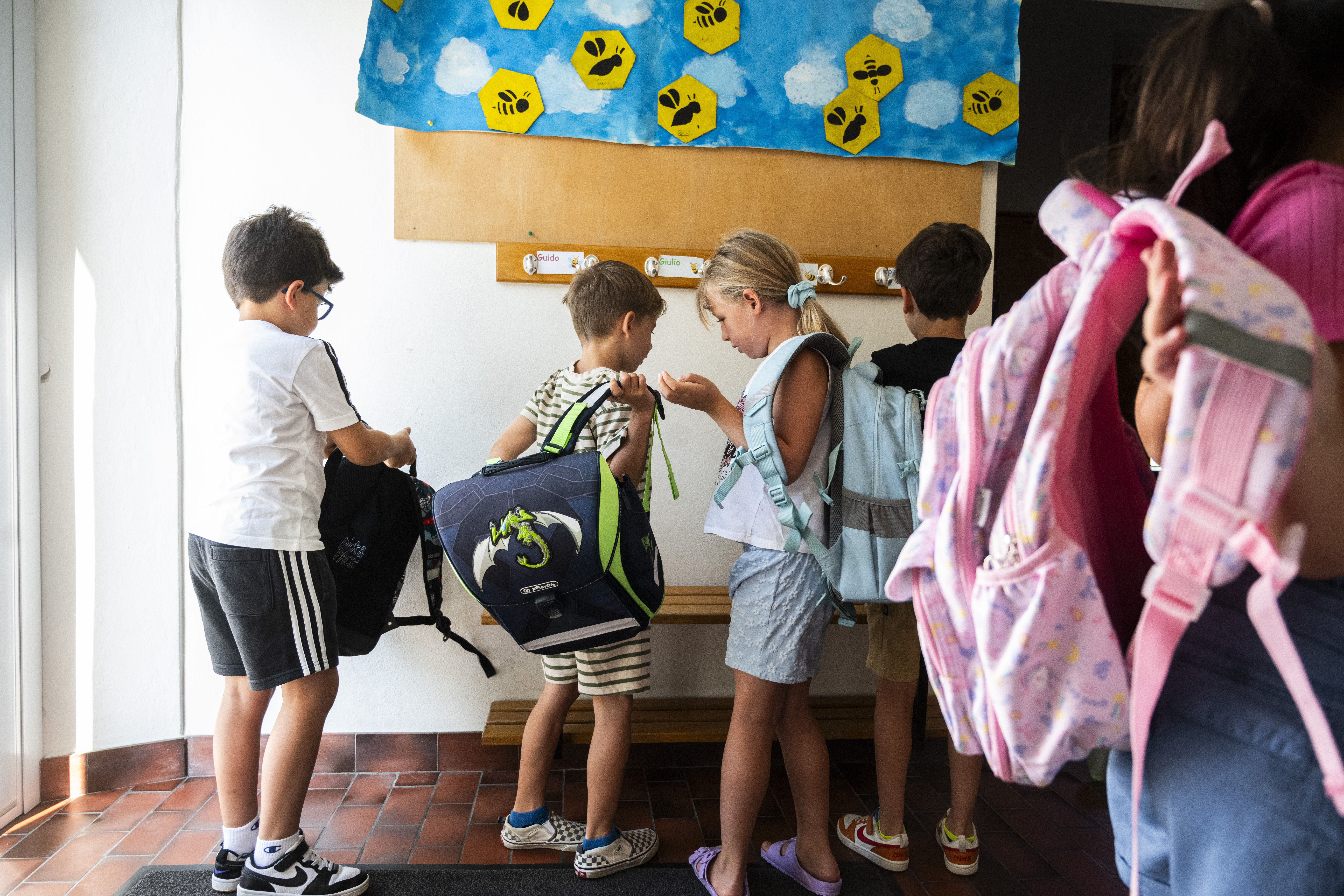 Nell’anno scolastico 2024/25, la scuola dell’obbligo in Svizzera contava circa 1'031'600 allieve/i, di questi, il 29,1% è di nazionalità straniera.