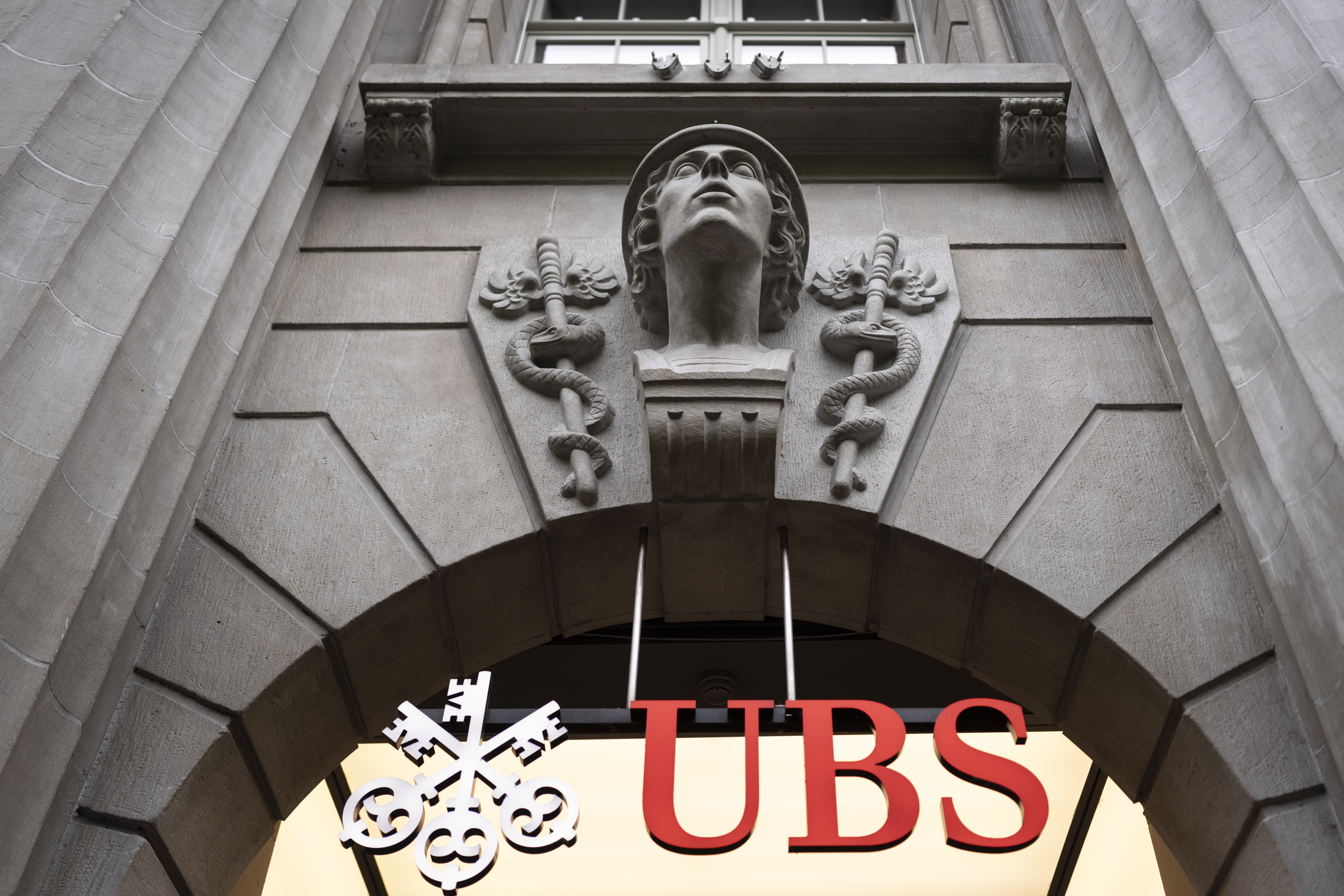 scritta ubs davnti a un edificio
