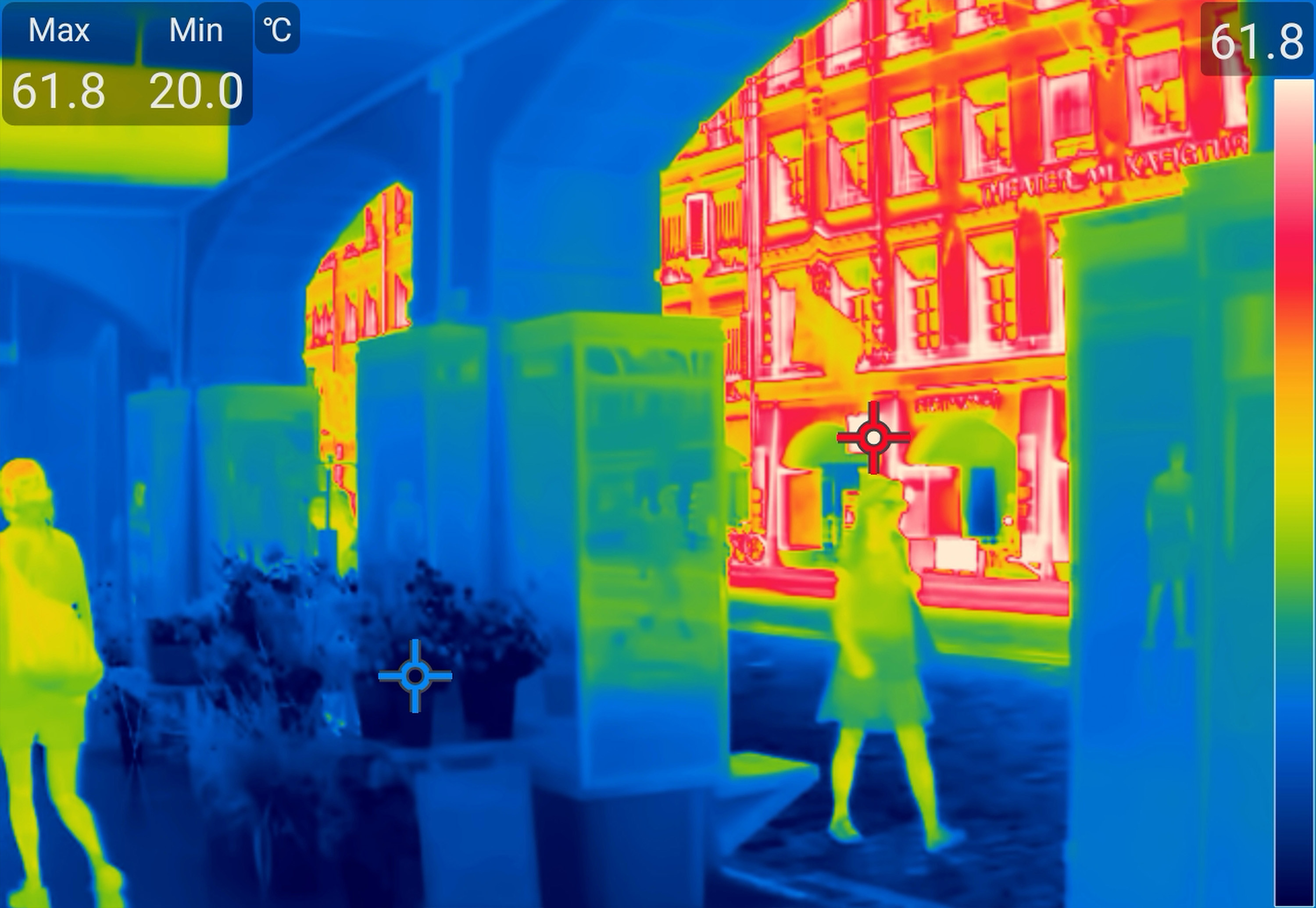 An image from a thermal camera showing people in Bern on July 30, 2026. Blue indicates the lowest temperatures, red the highest, and white indicates the maximum temperatures.