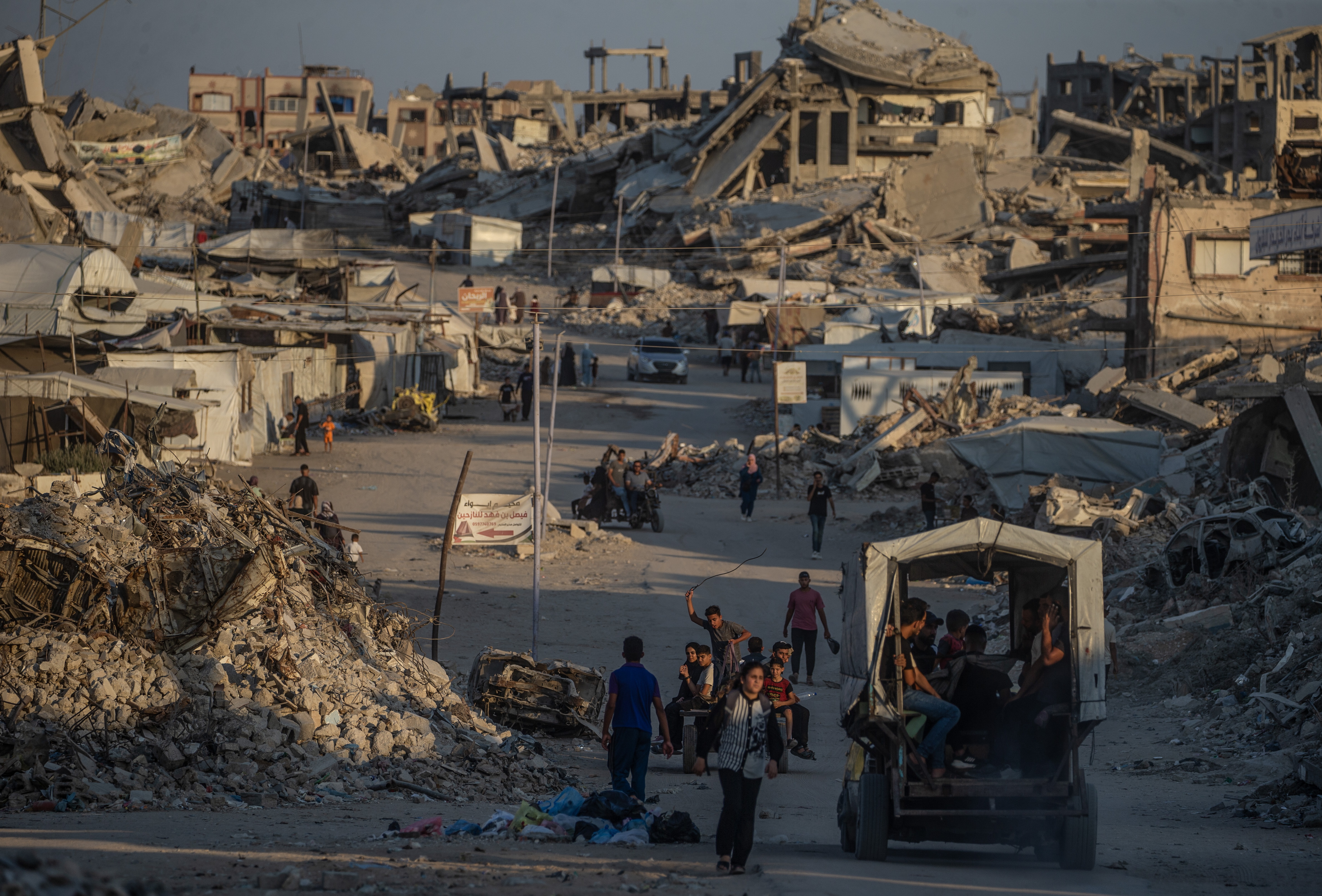 نازحون فلسطينيون يسيرون بين المنازل المدمّرة في جباليا شمال قطاع غزة، 7 أغسطس 2026. وبحسب الأمم المتحدة، نزح نحو 1.9 مليون شخص منذ أكتوبر 2023.