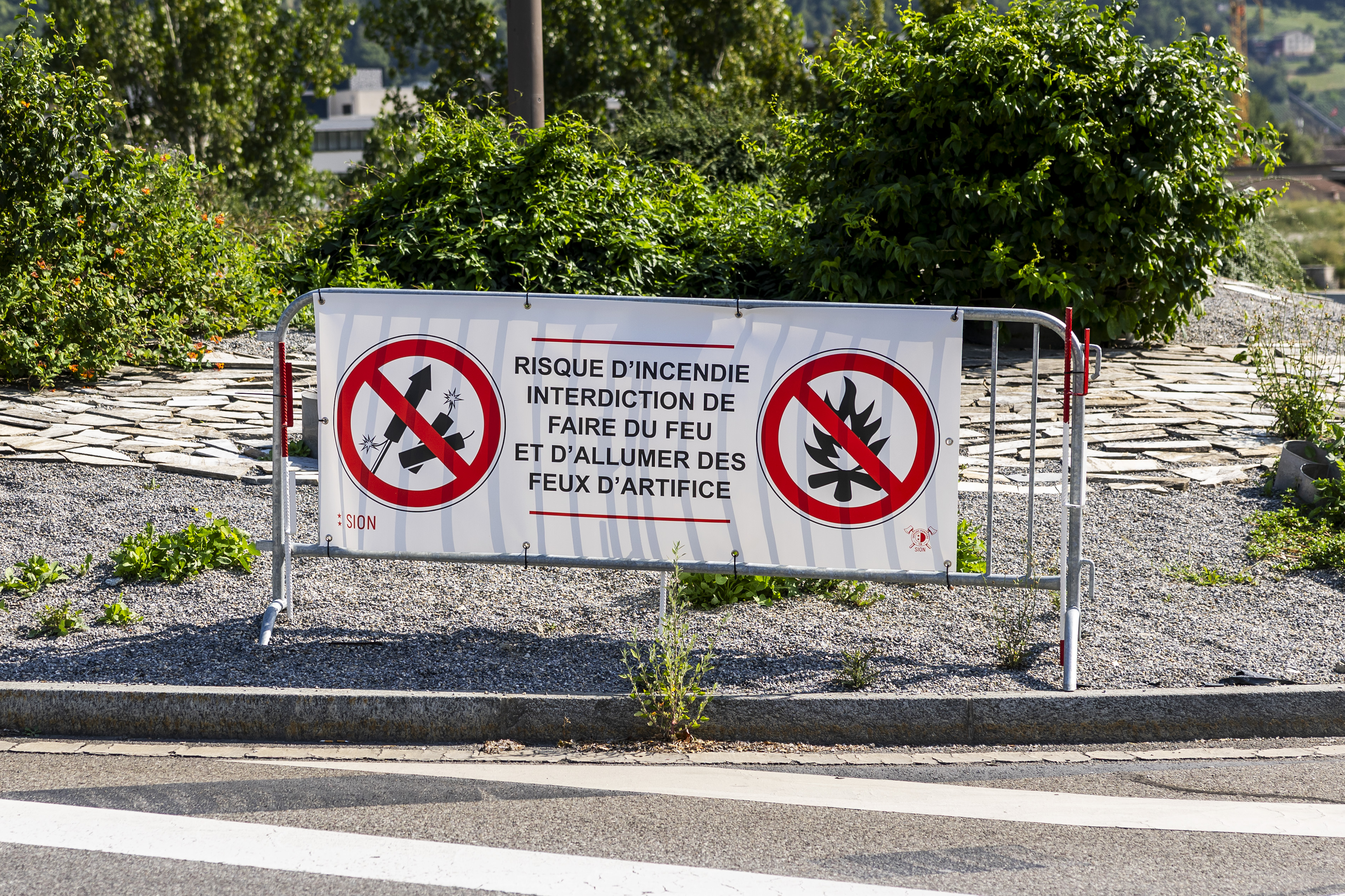 Ein Informationsbanner mit der Aufschrift «Brandgefahr – Feuermachen und das Abbrennen von Feuerwerk verboten»