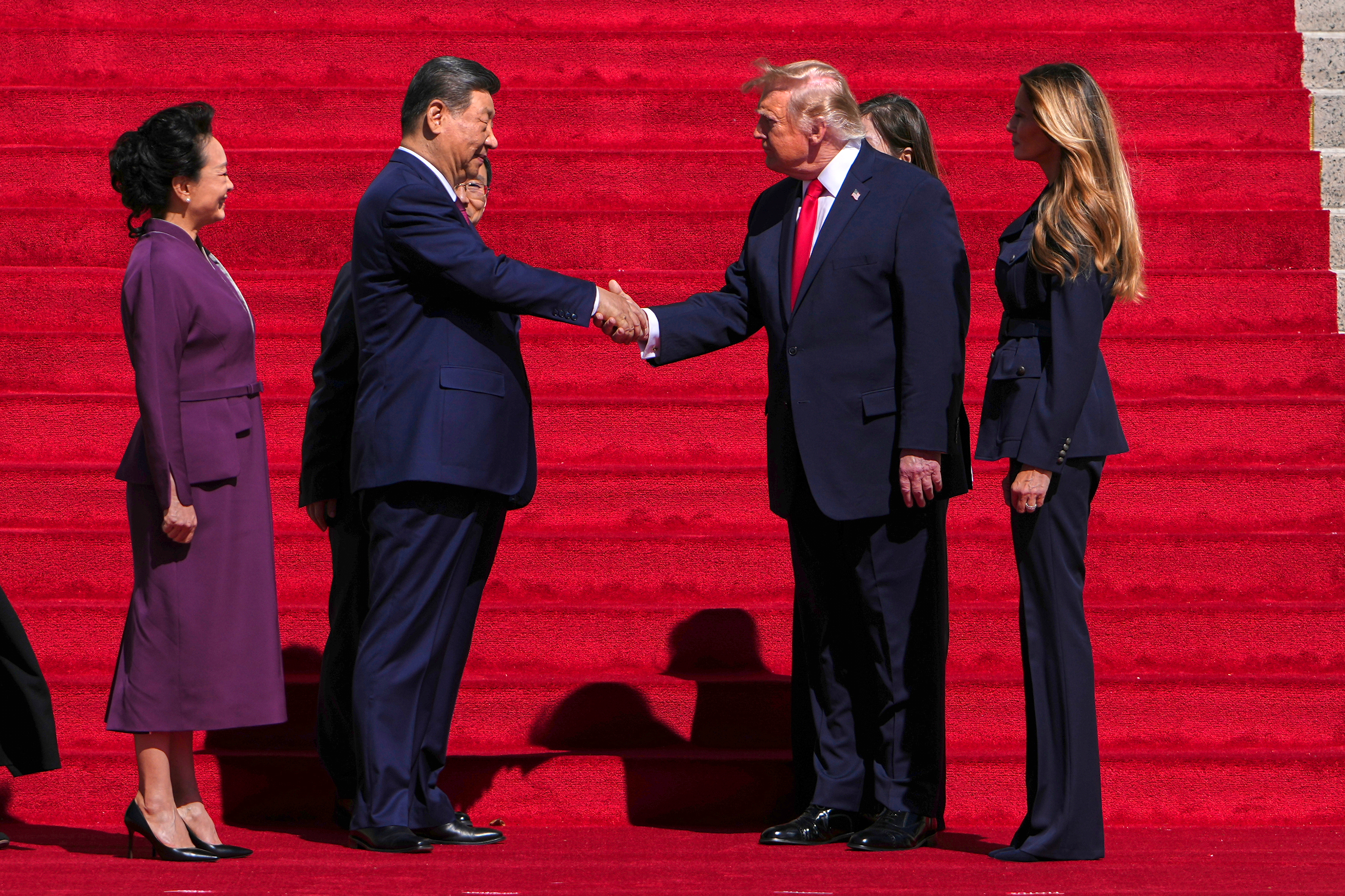 2026年9月25日，美国总统唐纳德·特朗普在华盛顿国家档案馆博物馆与中国国家主席习近平握手。